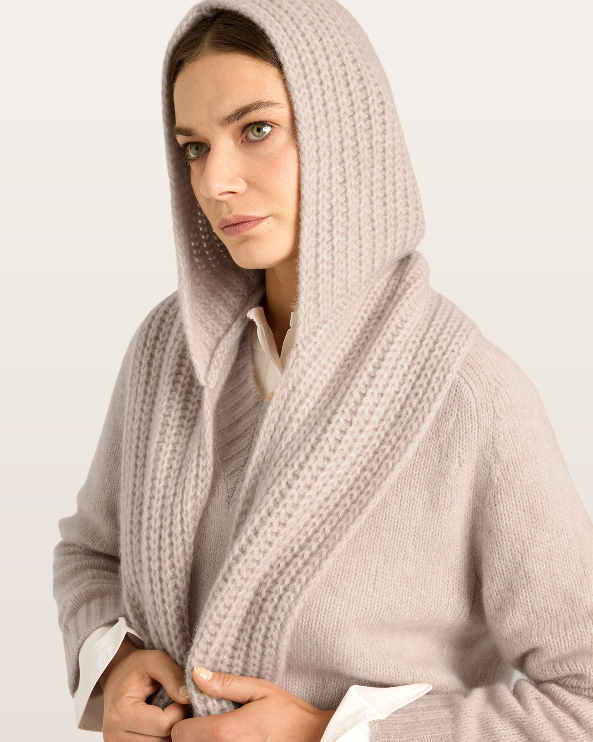 Damen Schal mit integrierter Mütze aus 75 % Kaschmir und 25 % Seide in Wheat – vielseitiges Accessoire in grober Halbpatent-Strickstruktur. Das Modell vereint Mütze und Schal in einem und bietet durch die weiche Kaschmir-Seiden-Qualität angenehme Wärme sowie einen modernen, funktionalen Look.