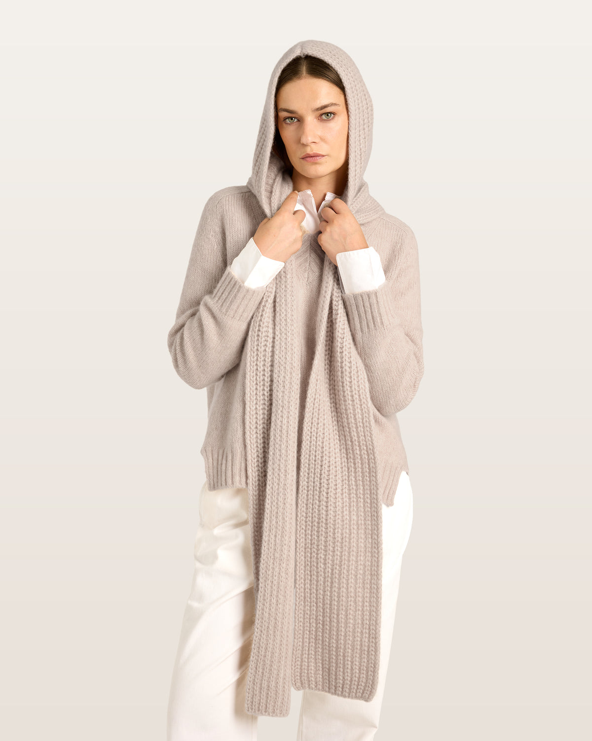 Damen Schal mit integrierter Mütze aus 75 % Kaschmir und 25 % Seide in Wheat – vielseitiges Accessoire in grober Halbpatent-Strickstruktur. Das Modell vereint Mütze und Schal in einem und bietet durch die weiche Kaschmir-Seiden-Qualität angenehme Wärme sowie einen modernen, funktionalen Look.