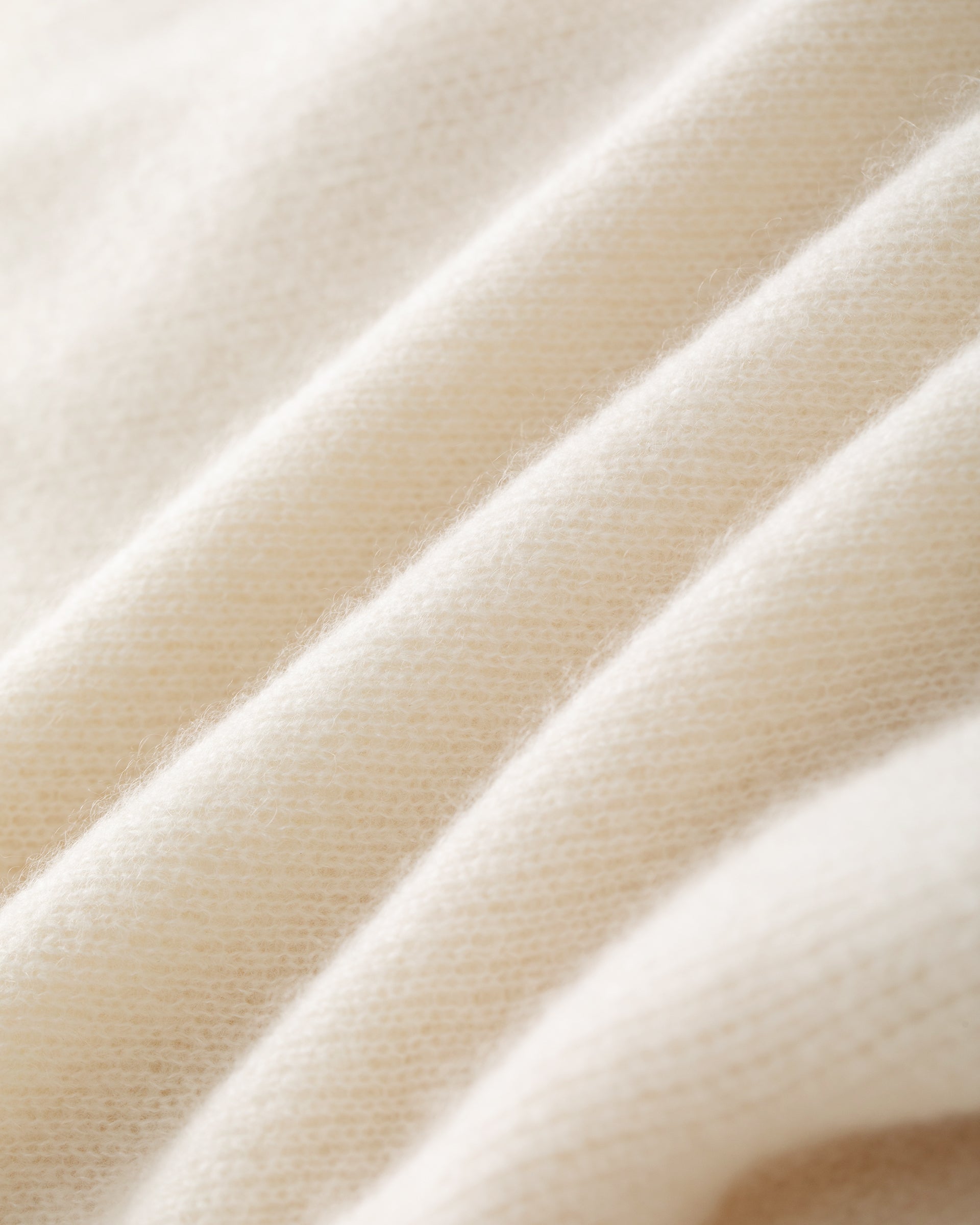 Damen Cardigan in Ivory (cremeweiß) aus Kaschmir-Seide – mittelschwerer Strick, oversized Passform, lange weite Ärmel und doppelte Leiste mit Druckknopf