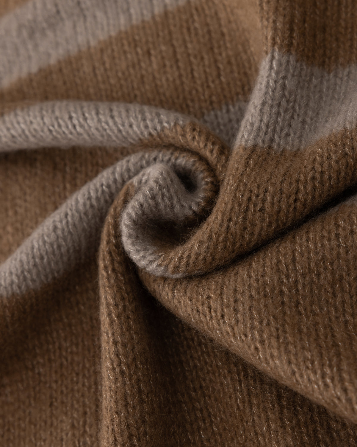 Damen Poncho aus 75 % Kaschmir und 25 % Seide in Cocoa Twine – Zweifarbiger Poncho mit Taschen an der Vorderseite.
