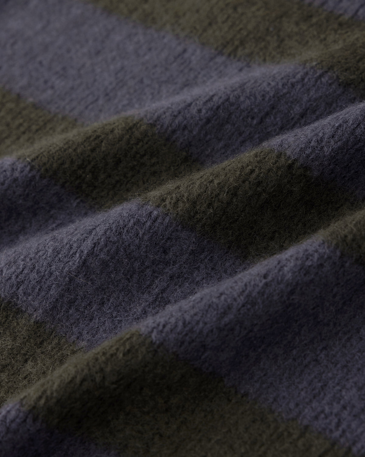Damen Poncho aus 75 % Kaschmir und 25 % Seide in Forest Grey – Zweifarbiger Poncho mit Taschen an der Vorderseite.