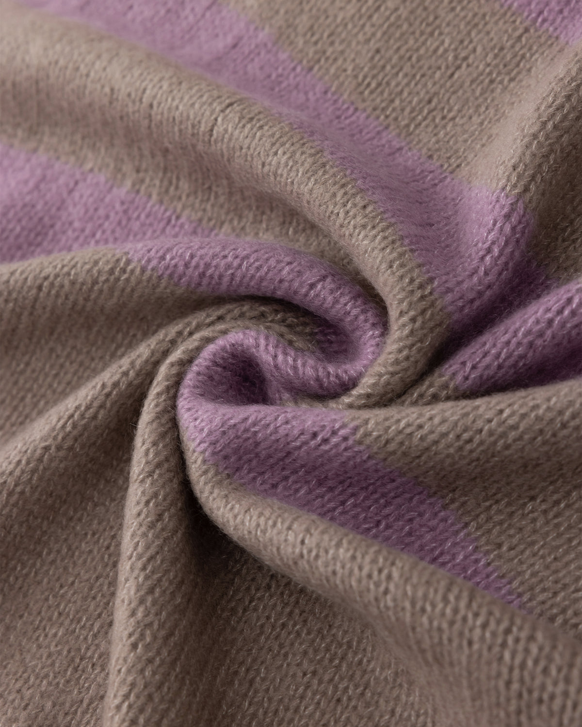 Damen Poncho aus 75 % Kaschmir und 25 % Seide in Twine Lilac – Zweifarbiger Poncho mit Taschen an der Vorderseite.