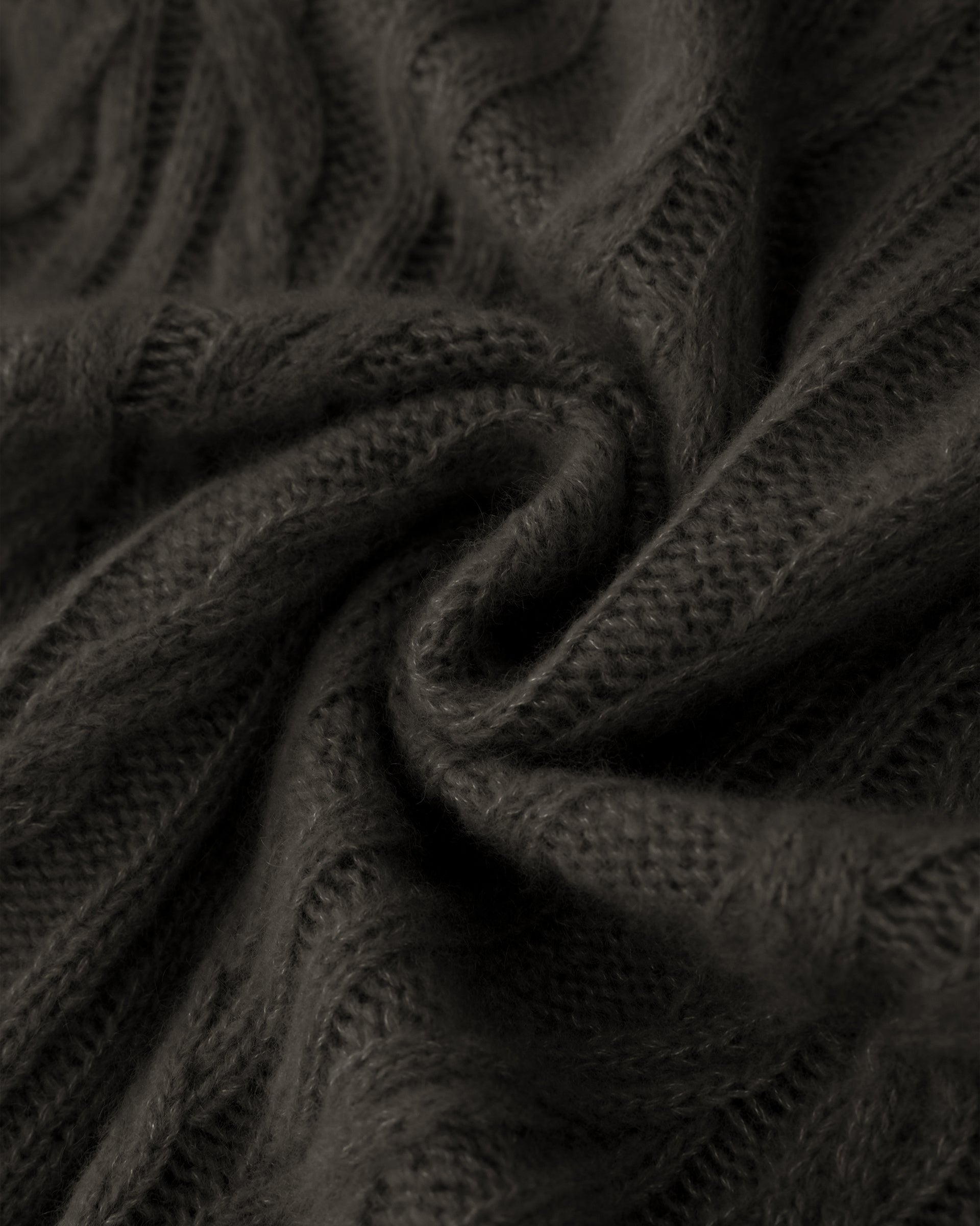 Damen Pullover aus 75 % Kaschmir und 25 % Seide in Black Forest – Pullover mit Zopfmuster in mittelschwerer Strickqualität und figurbetonter A-Linien-Passform, schmalem, hohem Kragen in Rippstruktur mit Rollkante sowie langen, relaxten Ärmeln. Das Modell verbindet markante Strickdetails mit einer femininen, leicht ausgestellten Silhouette.
