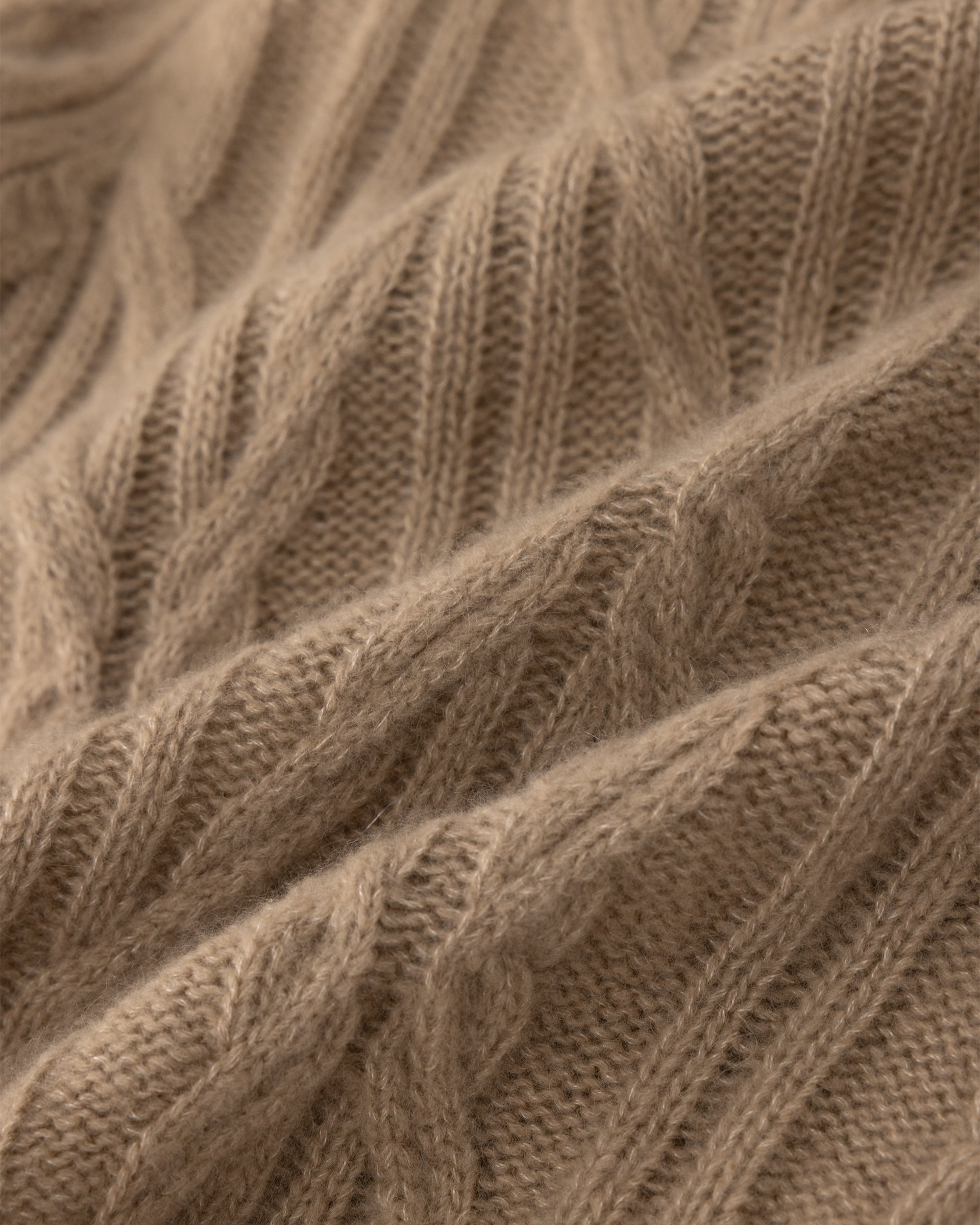 Damen Pullover aus 75 % Kaschmir und 25 % Seide in Warm Sand  – Pullover mit Zopfmuster in mittelschwerer Strickqualität und figurbetonter A-Linien-Passform, schmalem, hohem Kragen in Rippstruktur mit Rollkante sowie langen, relaxten Ärmeln. Das Modell verbindet markante Strickdetails mit einer femininen, leicht ausgestellten Silhouette.
