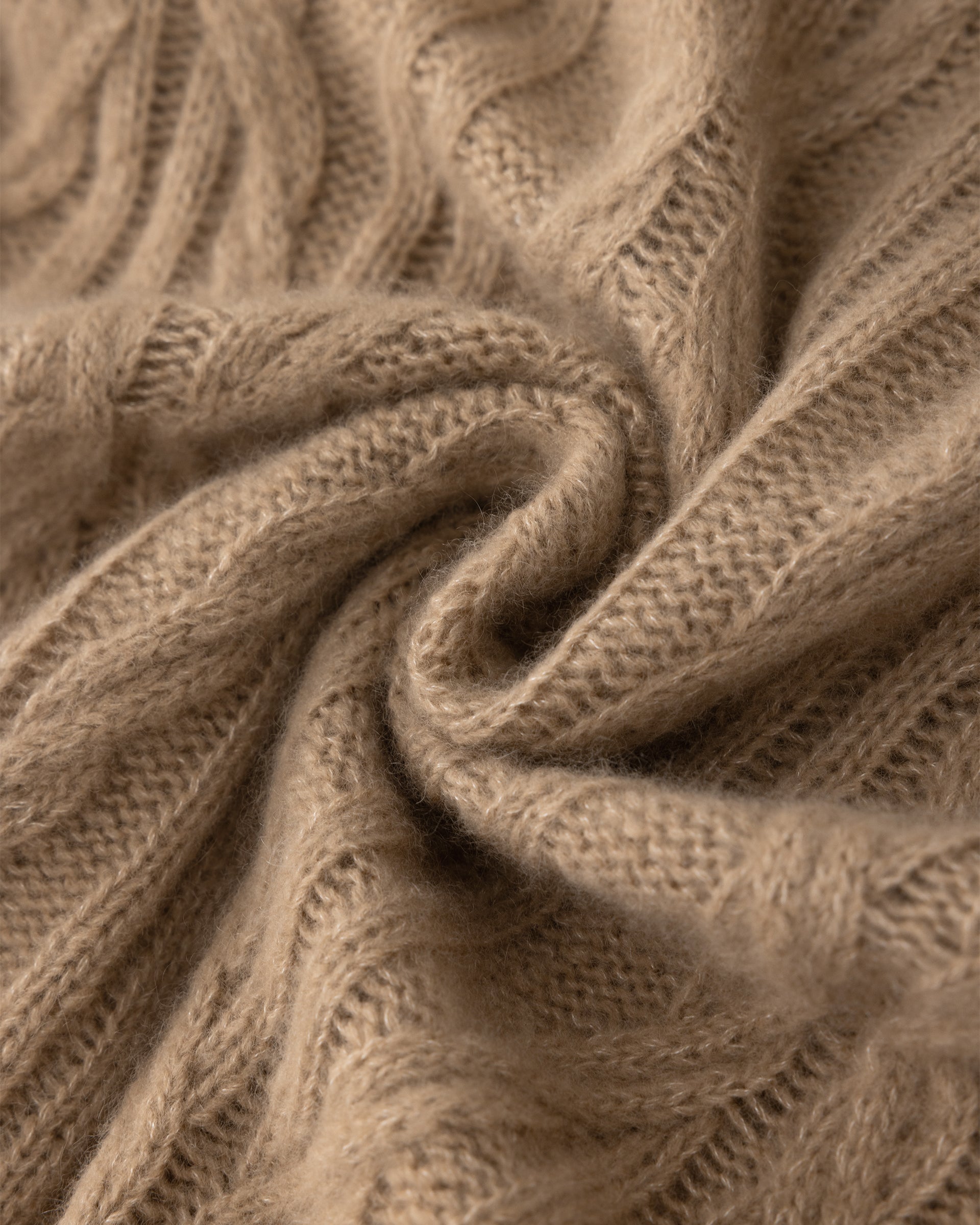 Damen Pullover aus 75 % Kaschmir und 25 % Seide in Warm Sand  – Pullover mit Zopfmuster in mittelschwerer Strickqualität und figurbetonter A-Linien-Passform, schmalem, hohem Kragen in Rippstruktur mit Rollkante sowie langen, relaxten Ärmeln. Das Modell verbindet markante Strickdetails mit einer femininen, leicht ausgestellten Silhouette.
