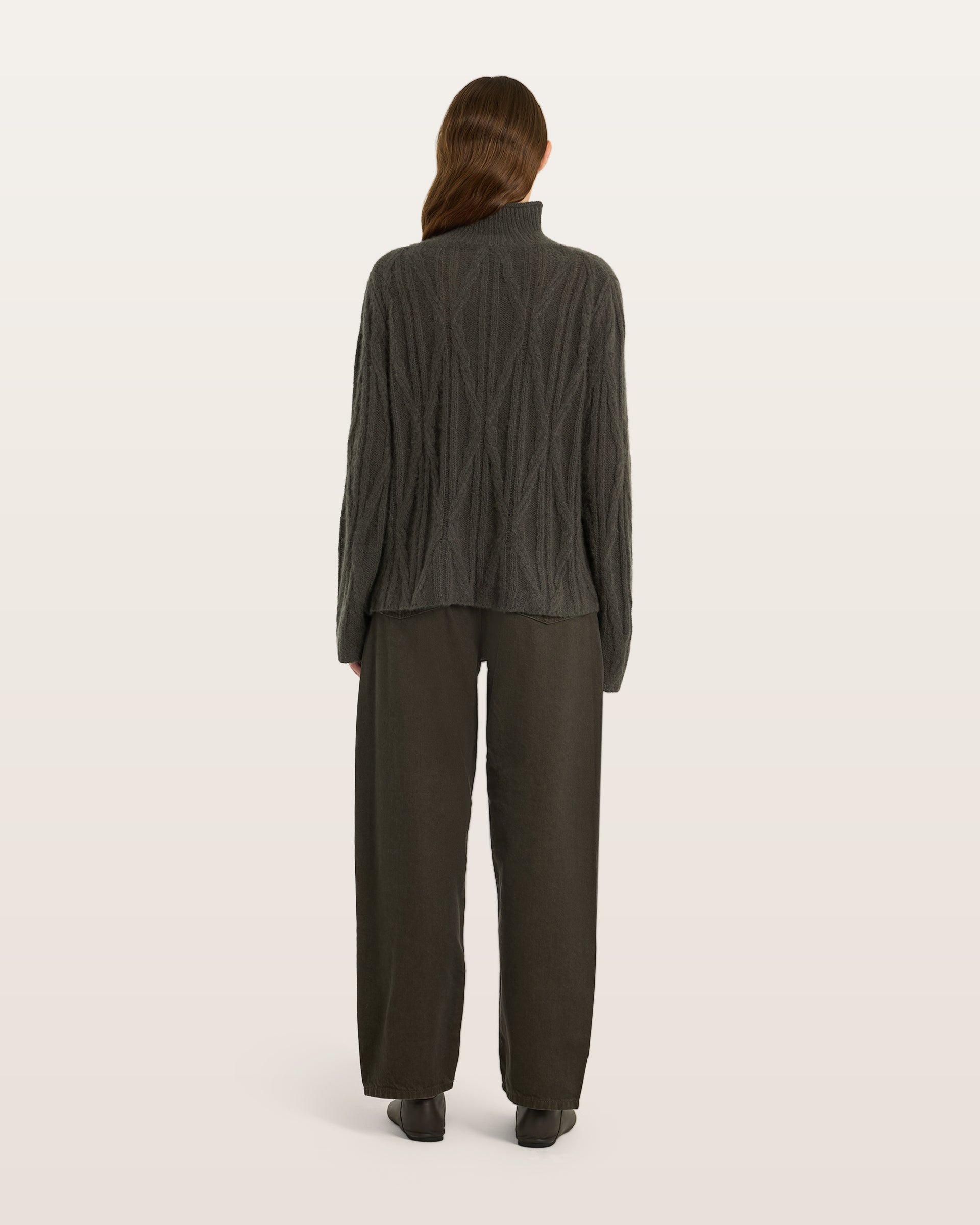 Damen Pullover aus 75 % Kaschmir und 25 % Seide in Black Forest – Pullover mit Zopfmuster in mittelschwerer Strickqualität und figurbetonter A-Linien-Passform, schmalem, hohem Kragen in Rippstruktur mit Rollkante sowie langen, relaxten Ärmeln. Das Modell verbindet markante Strickdetails mit einer femininen, leicht ausgestellten Silhouette.
