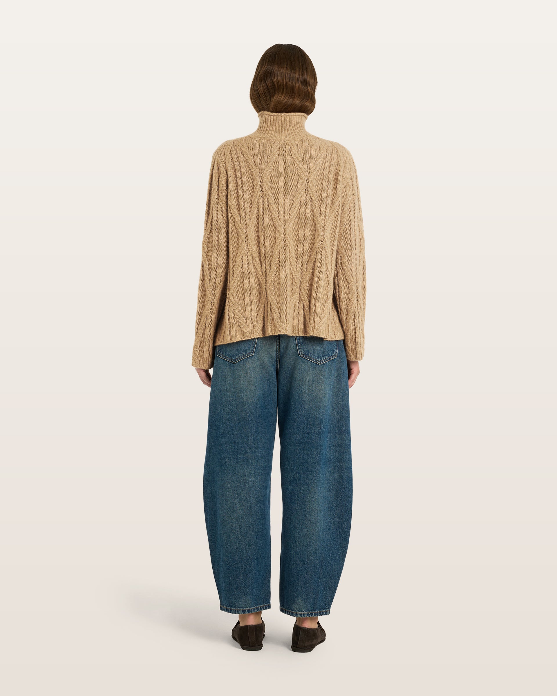 Damen Pullover aus 75 % Kaschmir und 25 % Seide in Warm Sand  – Pullover mit Zopfmuster in mittelschwerer Strickqualität und figurbetonter A-Linien-Passform, schmalem, hohem Kragen in Rippstruktur mit Rollkante sowie langen, relaxten Ärmeln. Das Modell verbindet markante Strickdetails mit einer femininen, leicht ausgestellten Silhouette.
