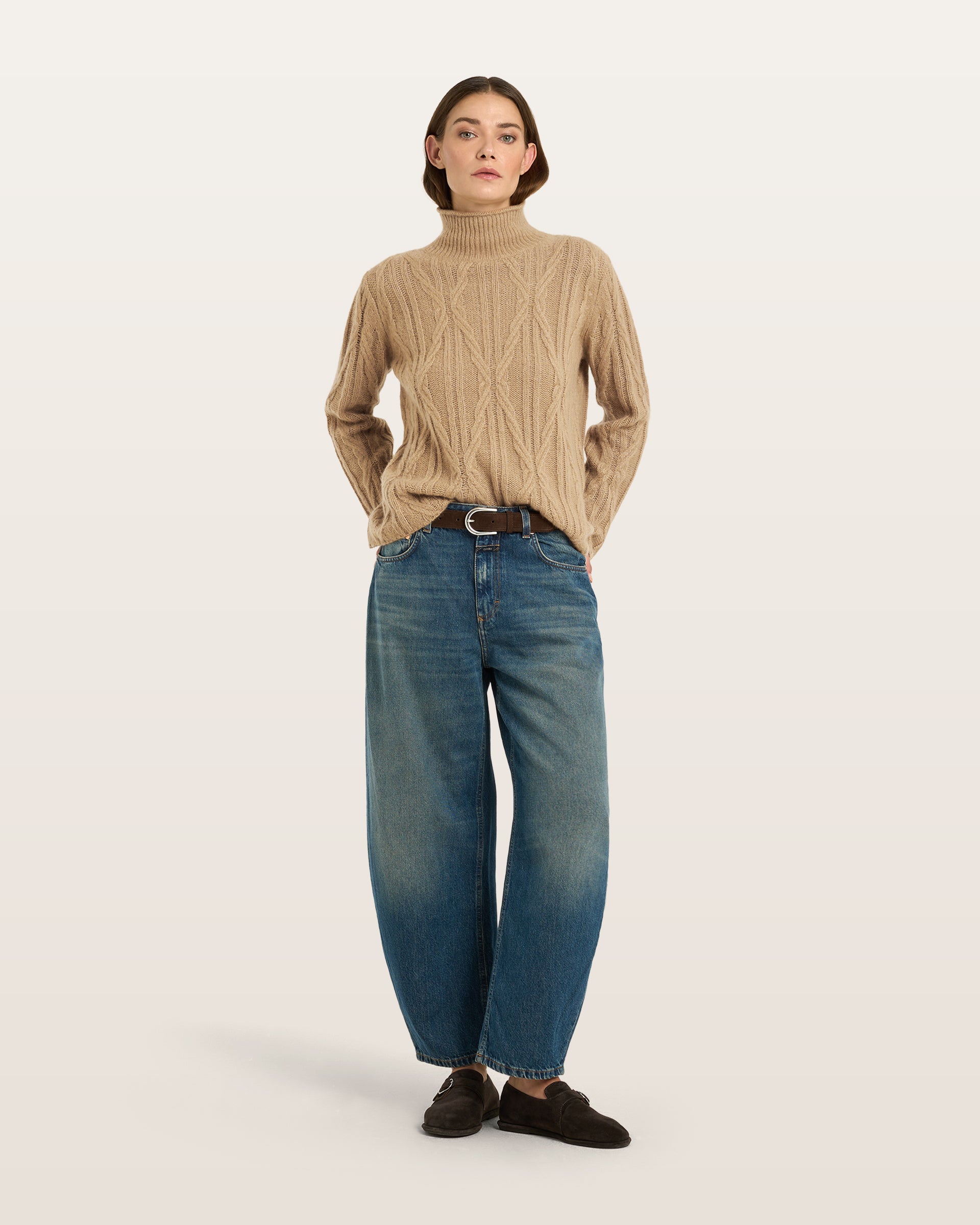 Damen Pullover aus 75 % Kaschmir und 25 % Seide in Warm Sand  – Pullover mit Zopfmuster in mittelschwerer Strickqualität und figurbetonter A-Linien-Passform, schmalem, hohem Kragen in Rippstruktur mit Rollkante sowie langen, relaxten Ärmeln. Das Modell verbindet markante Strickdetails mit einer femininen, leicht ausgestellten Silhouette.
