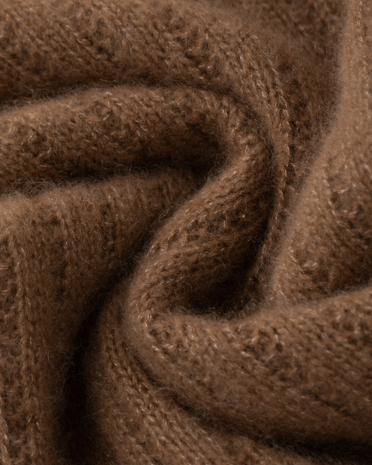 Damen Hose aus 75% Kaschmir, 25% Seide in Vintage Cocoa – Hose aus geripptem Strick mit elastischem Bund, zwei Eingrifftaschen und leicht ausgestelltem Bein.