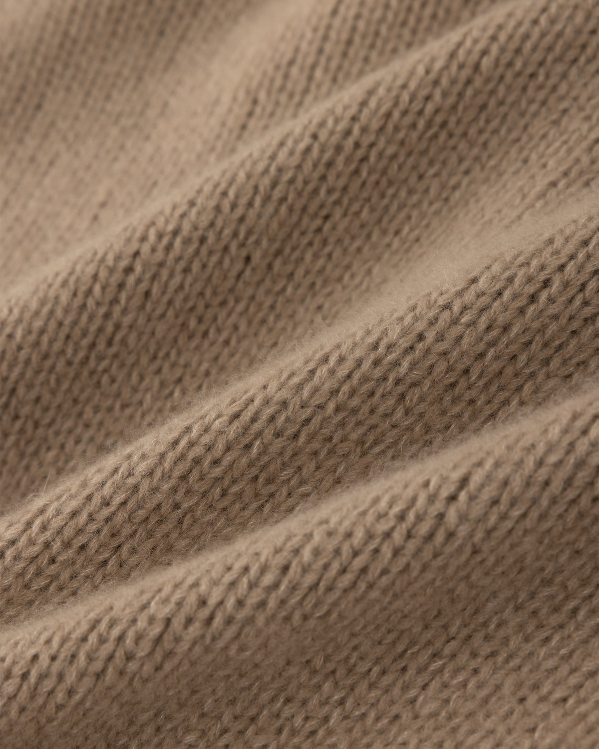 Damen Cardigan aus 75% Kaschmir, 25% Seide in Warm Sand – Cardigan mit Zopfmuster an den Ärmeln, Rundhalsausschnitt, verdeckter Knopfleiste sowie Ärmelbündchen und Saum in Rippstruktur.