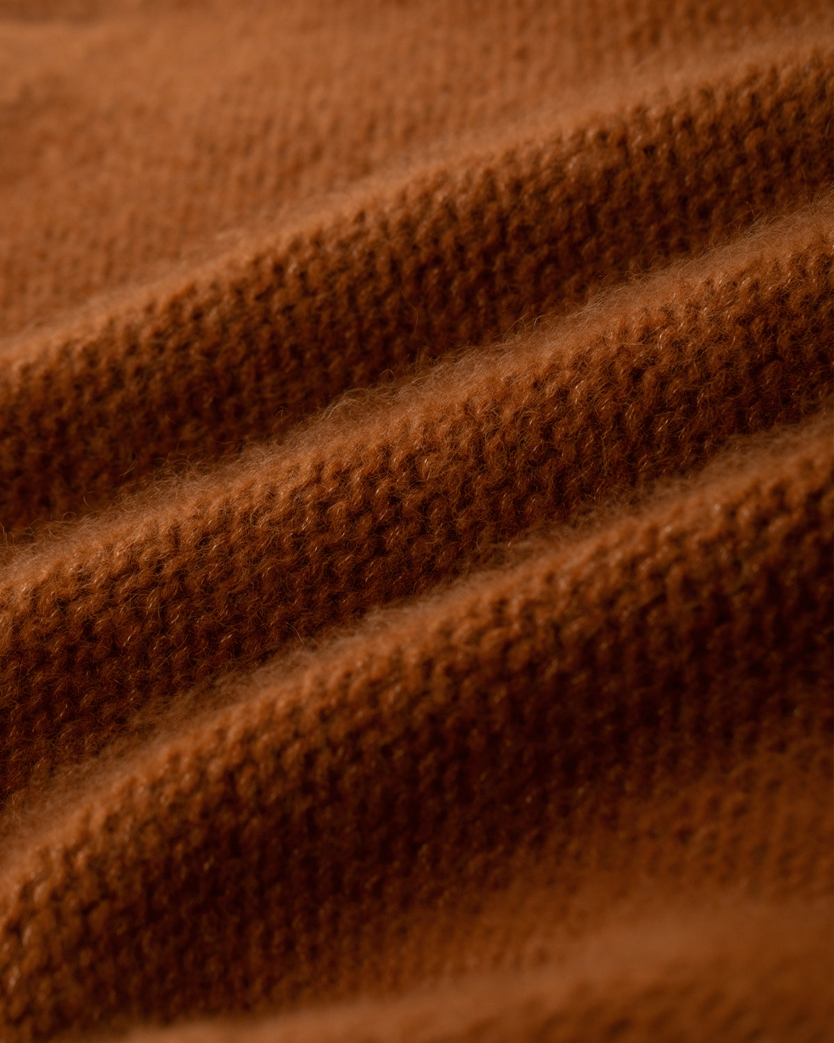 Damen Cardigan aus 75% Kaschmir, 25% Seide in Bronze – Cardigan mit hohem Stehkragen in Rippstruktur, waschbaren Lederknöpfen, zwei Eingrifftaschen an der Vorderseite, überschnittenen Schultern und langen, relaxten Ärmeln sowie Ärmelbündchen und Saum in Rippstruktur.