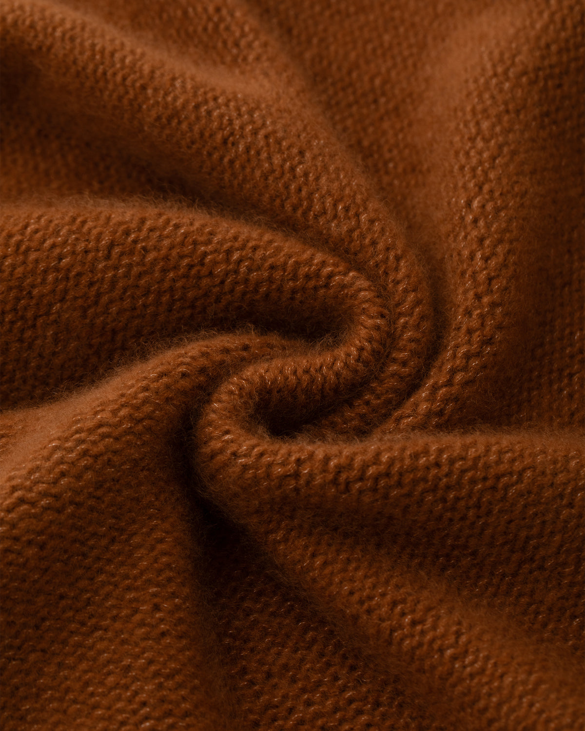 Damen Cardigan aus 75% Kaschmir, 25% Seide in Bronze – Cardigan mit hohem Stehkragen in Rippstruktur, waschbaren Lederknöpfen, zwei Eingrifftaschen an der Vorderseite, überschnittenen Schultern und langen, relaxten Ärmeln sowie Ärmelbündchen und Saum in Rippstruktur.
