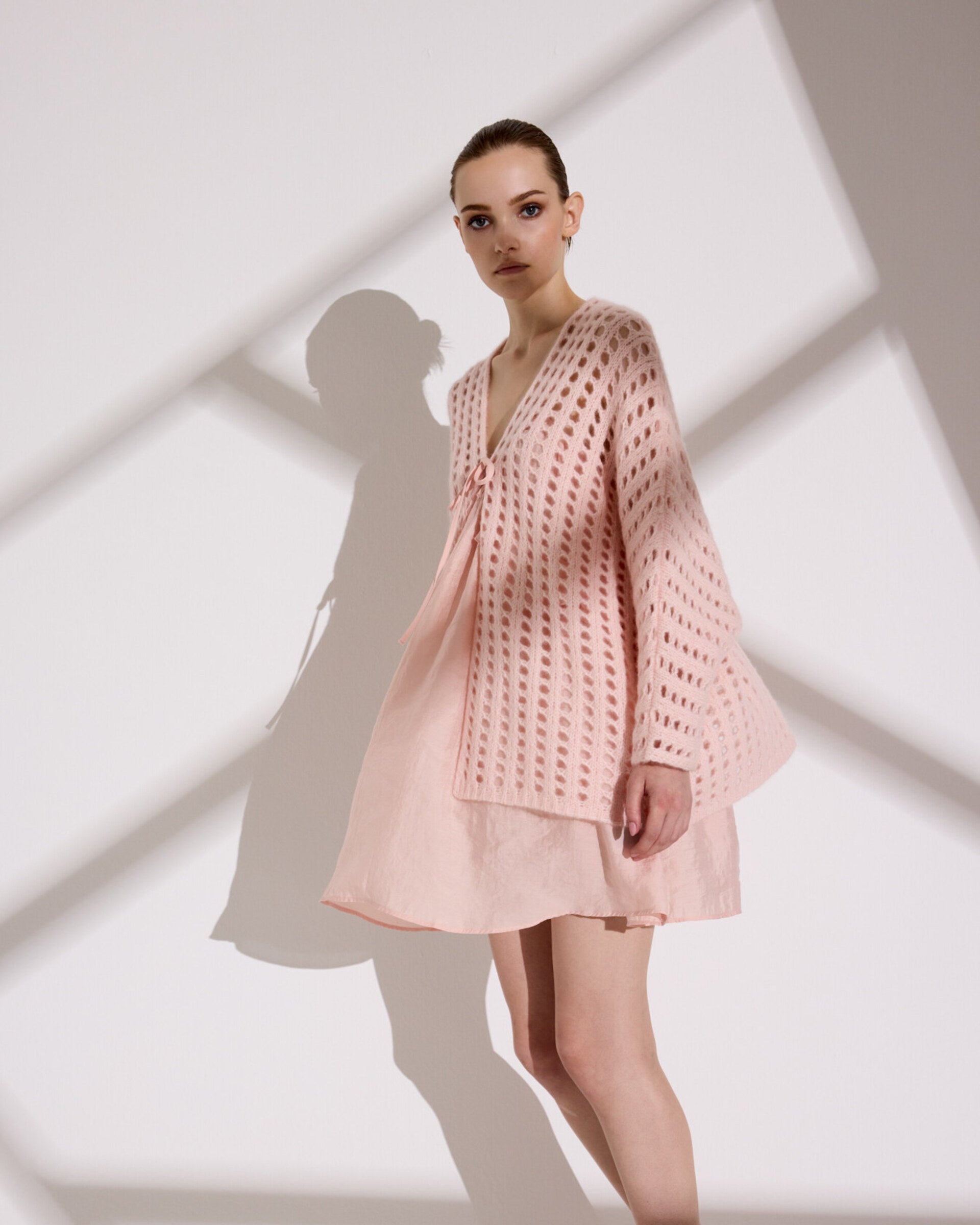 Damen Cardigan in cherry blossom (rosa) aus Kaschmir-Seide – grob gestrickt mit Lochmuster, oversized Passform und langen, weiten Ärmeln