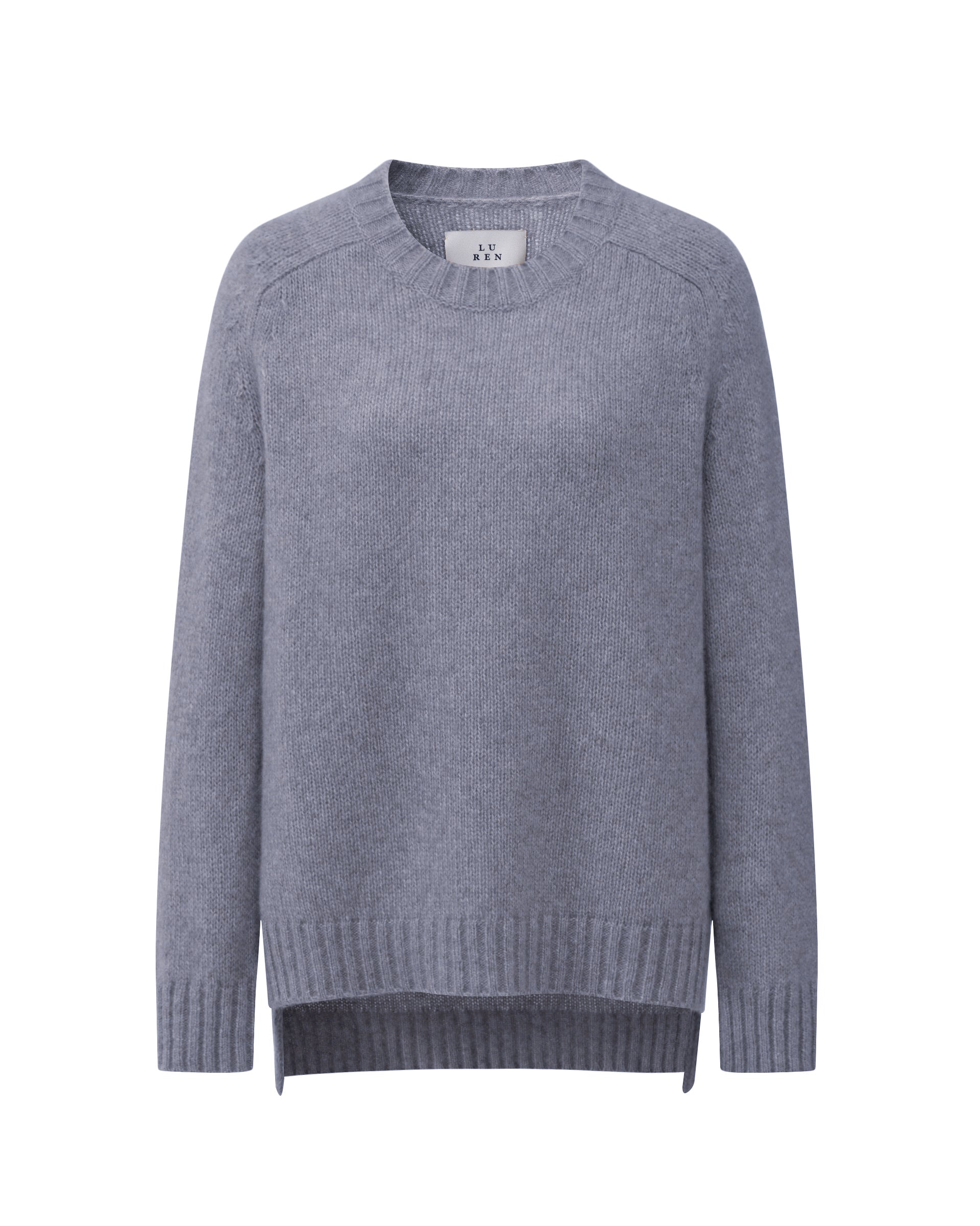 Damen Pullover aus 75 % Kaschmir und 25 % Seide in Blue Mirage – glatt gestrickter Pullover in mittelschwerer Qualität mit lockerer Passform, Rundhalsausschnitt mit Kragen in Rippstruktur, Sattelschulter sowie langen Ärmeln. Ärmelbündchen, Saum und Seiten sind in Rippstruktur gearbeitet. Das verlängerte Rückenteil und die Schlitze an den Seitennähten verleihen dem Modell eine moderne, lässige Silhouette