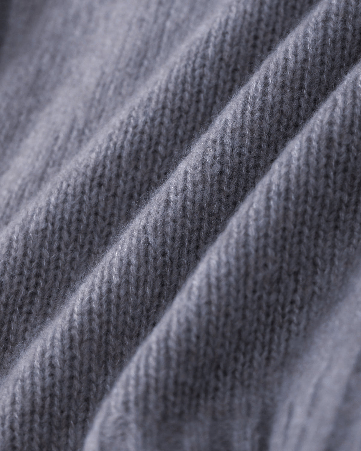 Damen Pullover aus 75 % Kaschmir und 25 % Seide in Blue Mirage – glatt gestrickter Pullover in mittelschwerer Qualität mit lockerer Passform, Rundhalsausschnitt mit Kragen in Rippstruktur, Sattelschulter sowie langen Ärmeln. Ärmelbündchen, Saum und Seiten sind in Rippstruktur gearbeitet. Das verlängerte Rückenteil und die Schlitze an den Seitennähten verleihen dem Modell eine moderne, lässige Silhouette
