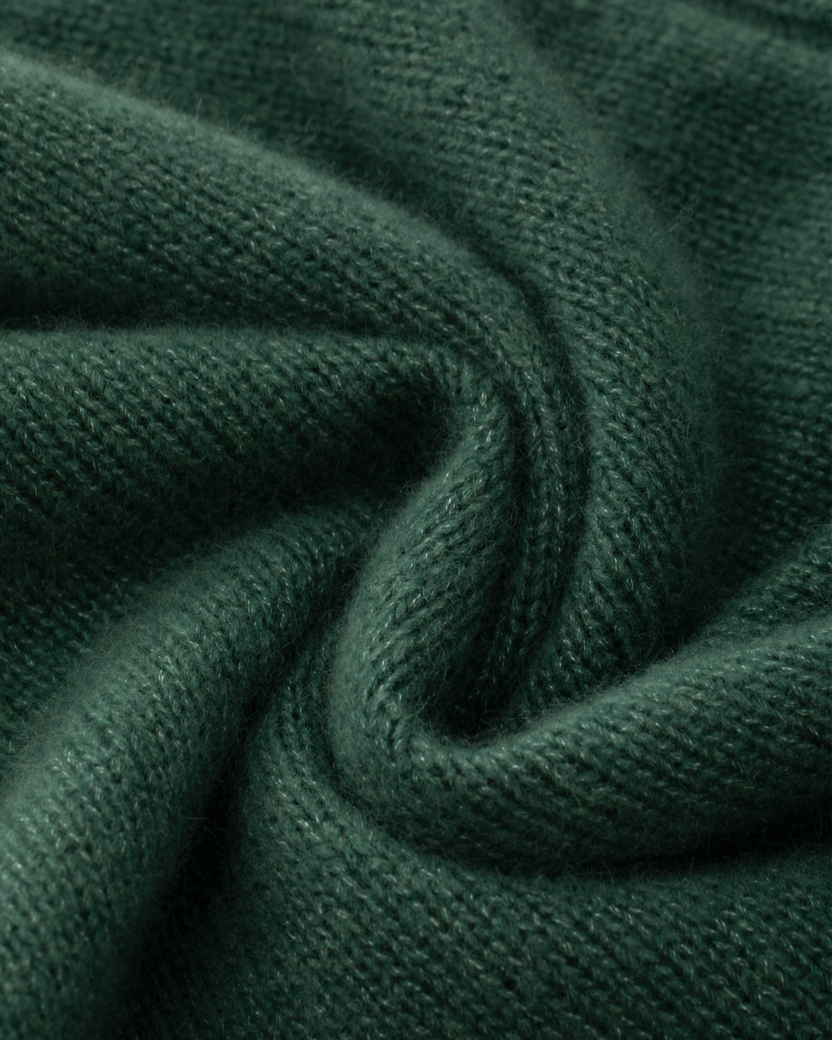 Damen Pullover aus 75 % Kaschmir und 25 % Seide in Emerald – glatt gestrickter Pullover in mittelschwerer Qualität mit lockerer Passform, Rundhalsausschnitt mit Kragen in Rippstruktur, Sattelschulter sowie langen Ärmeln. Ärmelbündchen, Saum und Seiten sind in Rippstruktur gearbeitet. Das verlängerte Rückenteil und die Schlitze an den Seitennähten verleihen dem Modell eine moderne, lässige Silhouette.