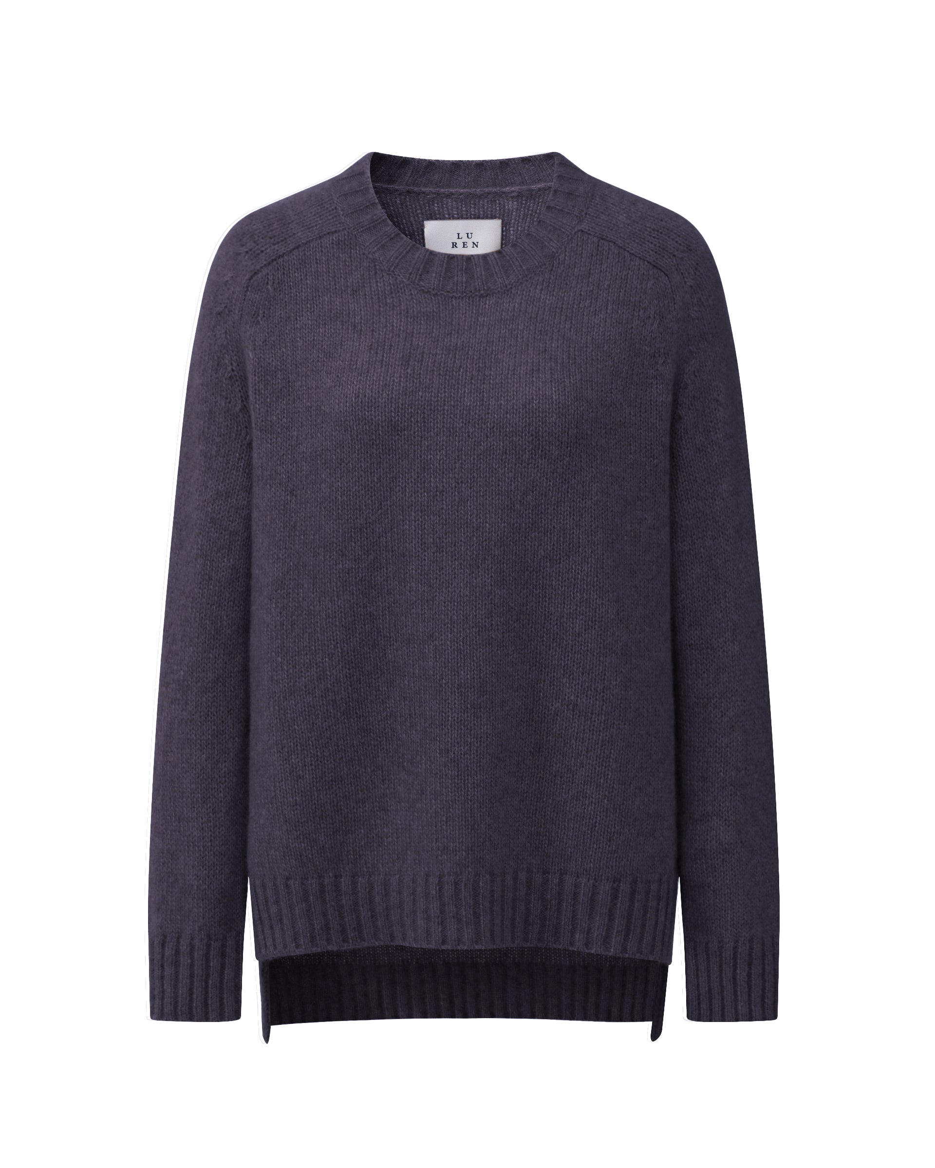 Damen Pullover aus 75 % Kaschmir und 25 % Seide in Graphit Grey – glatt gestrickter Pullover in mittelschwerer Qualität mit lockerer Passform, Rundhalsausschnitt mit Kragen in Rippstruktur, Sattelschulter sowie langen Ärmeln. Ärmelbündchen, Saum und Seiten sind in Rippstruktur gearbeitet. Das verlängerte Rückenteil und die Schlitze an den Seitennähten verleihen dem Modell eine moderne, lässige Silhouette.