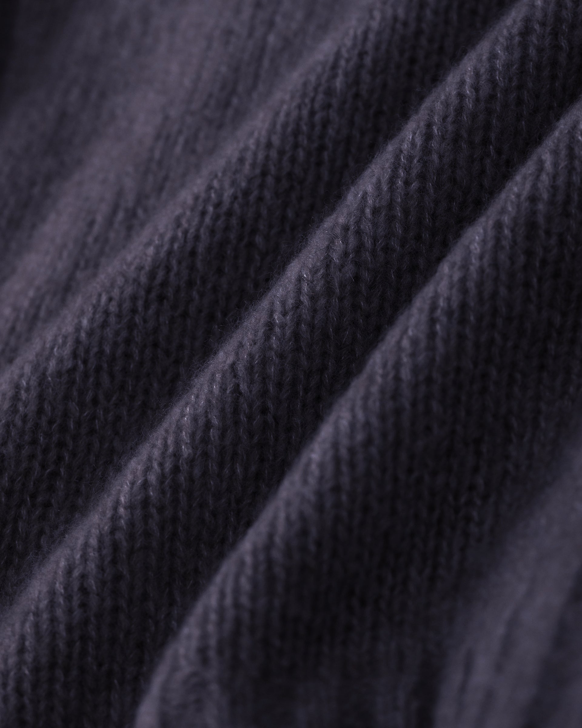 Damen Pullover aus 75 % Kaschmir und 25 % Seide in Graphit Grey – glatt gestrickter Pullover in mittelschwerer Qualität mit lockerer Passform, Rundhalsausschnitt mit Kragen in Rippstruktur, Sattelschulter sowie langen Ärmeln. Ärmelbündchen, Saum und Seiten sind in Rippstruktur gearbeitet. Das verlängerte Rückenteil und die Schlitze an den Seitennähten verleihen dem Modell eine moderne, lässige Silhouette.