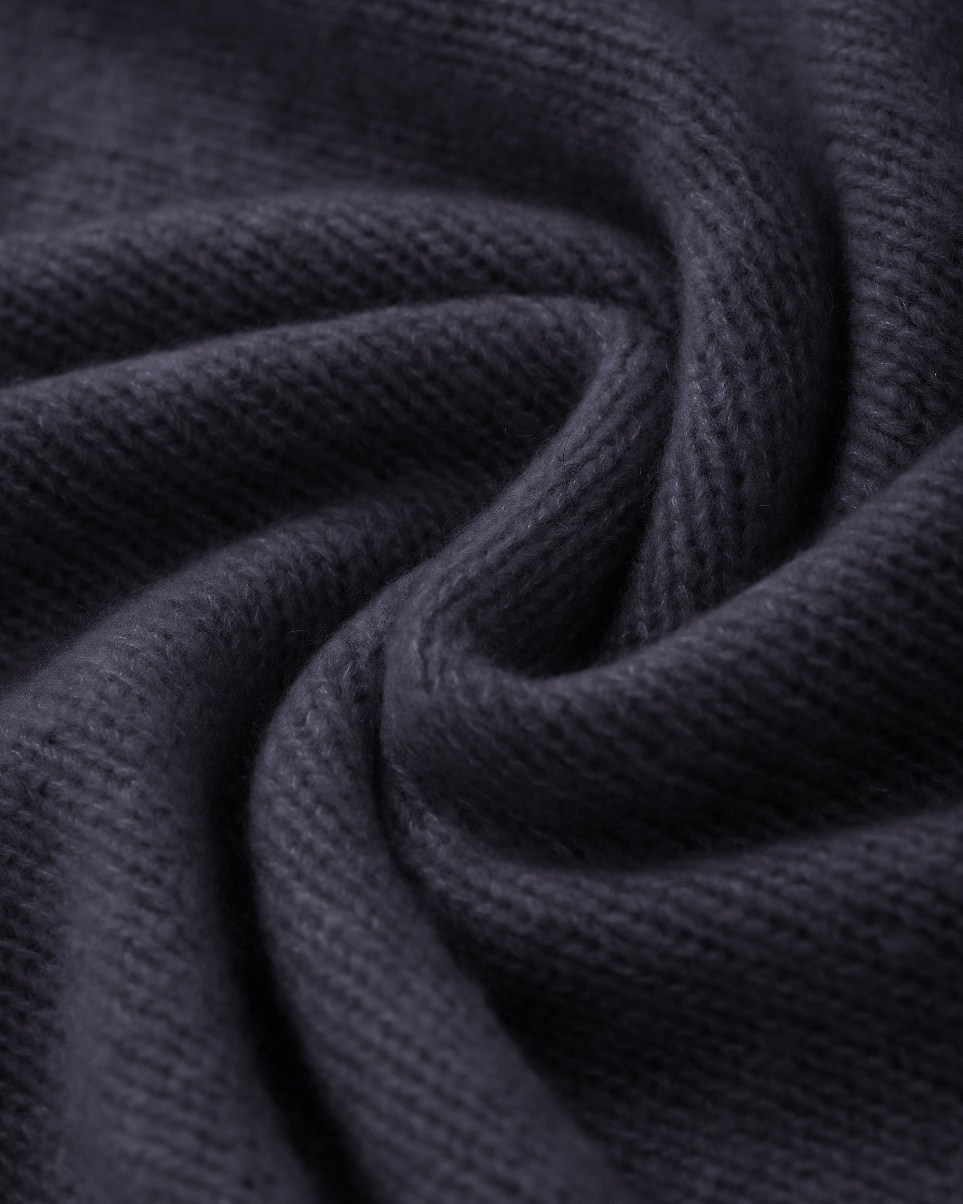 Damen Pullover aus 75 % Kaschmir und 25 % Seide in Graphit Grey – glatt gestrickter Pullover in mittelschwerer Qualität mit lockerer Passform, Rundhalsausschnitt mit Kragen in Rippstruktur, Sattelschulter sowie langen Ärmeln. Ärmelbündchen, Saum und Seiten sind in Rippstruktur gearbeitet. Das verlängerte Rückenteil und die Schlitze an den Seitennähten verleihen dem Modell eine moderne, lässige Silhouette.