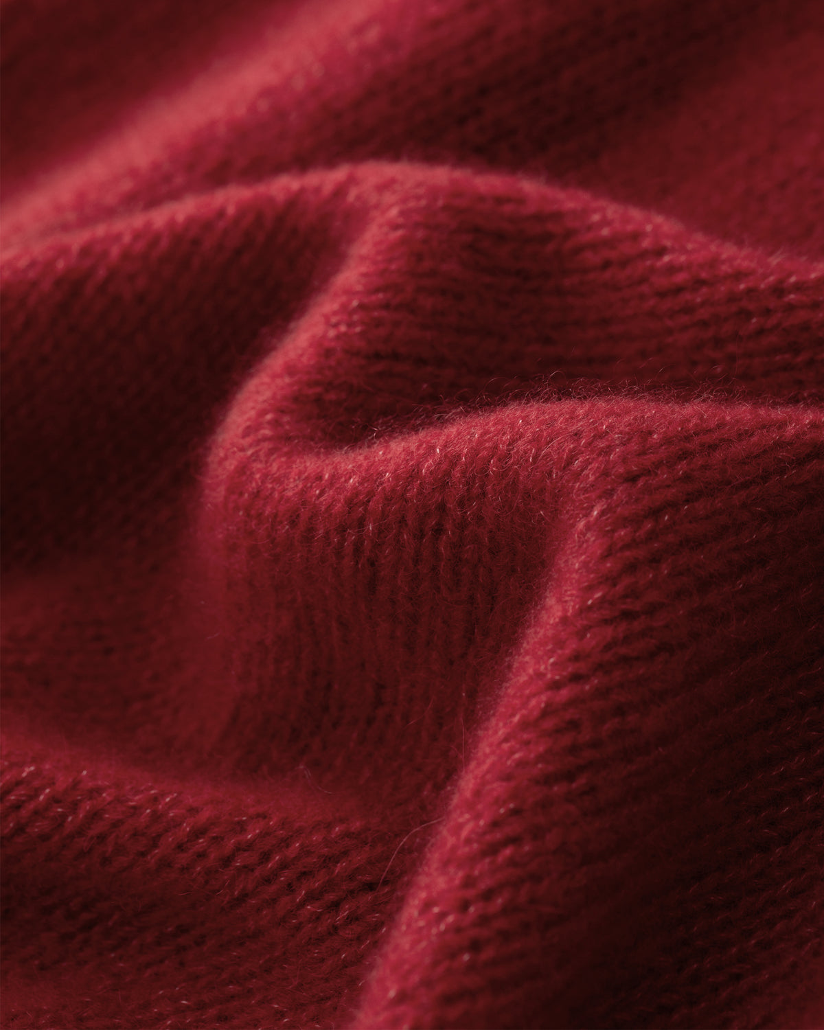 Damen Pullover aus 75 % Kaschmir und 25 % Seide in Royal Garnet – glatt gestrickter Pullover in mittelschwerer Qualität mit lockerer Passform, Rundhalsausschnitt mit Kragen in Rippstruktur, Sattelschulter sowie langen Ärmeln. Ärmelbündchen, Saum und Seiten sind in Rippstruktur gearbeitet. Das verlängerte Rückenteil und die Schlitze an den Seitennähten verleihen dem Modell eine moderne, lässige Silhouette.