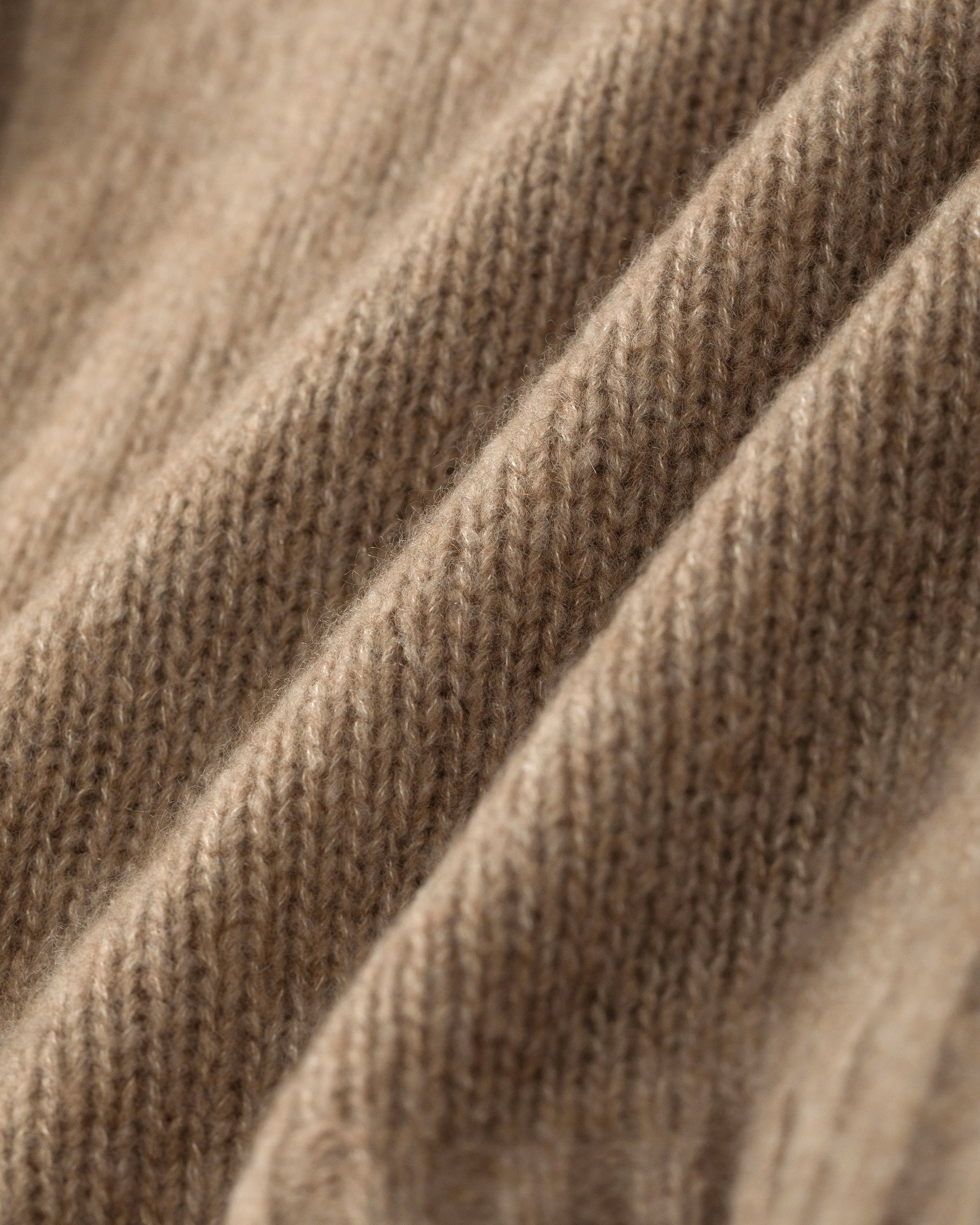 Damen Pullover aus 75 % Kaschmir und 25 % Seide in Warm Sand – glatt gestrickter Pullover in mittelschwerer Qualität mit lockerer Passform, Rundhalsausschnitt mit Kragen in Rippstruktur, Sattelschulter sowie langen Ärmeln. Ärmelbündchen, Saum und Seiten sind in Rippstruktur gearbeitet. Das verlängerte Rückenteil und die Schlitze an den Seitennähten verleihen dem Modell eine moderne, lässige Silhouette.