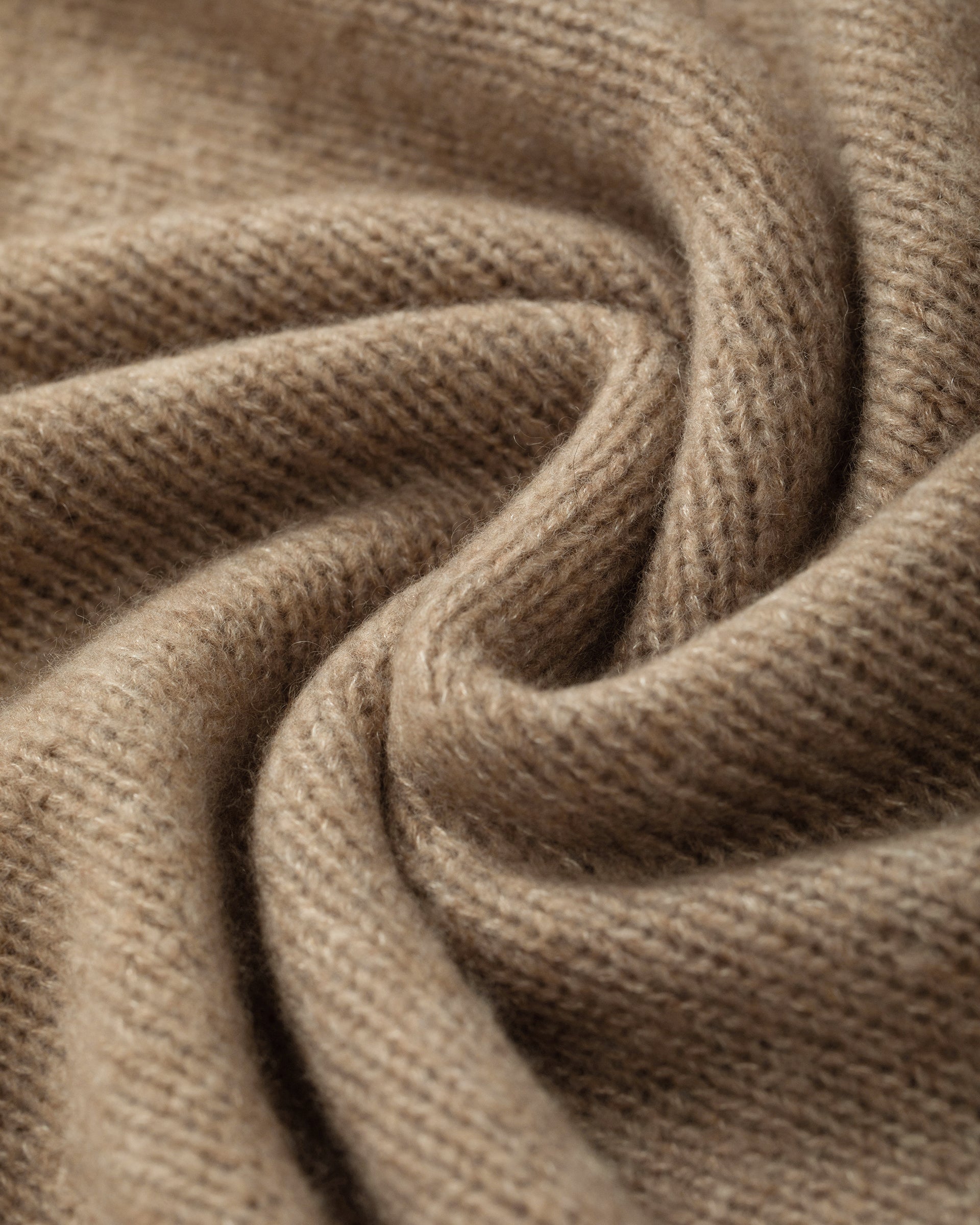 Damen Pullover aus 75 % Kaschmir und 25 % Seide in Warm Sand – glatt gestrickter Pullover in mittelschwerer Qualität mit lockerer Passform, Rundhalsausschnitt mit Kragen in Rippstruktur, Sattelschulter sowie langen Ärmeln. Ärmelbündchen, Saum und Seiten sind in Rippstruktur gearbeitet. Das verlängerte Rückenteil und die Schlitze an den Seitennähten verleihen dem Modell eine moderne, lässige Silhouette.