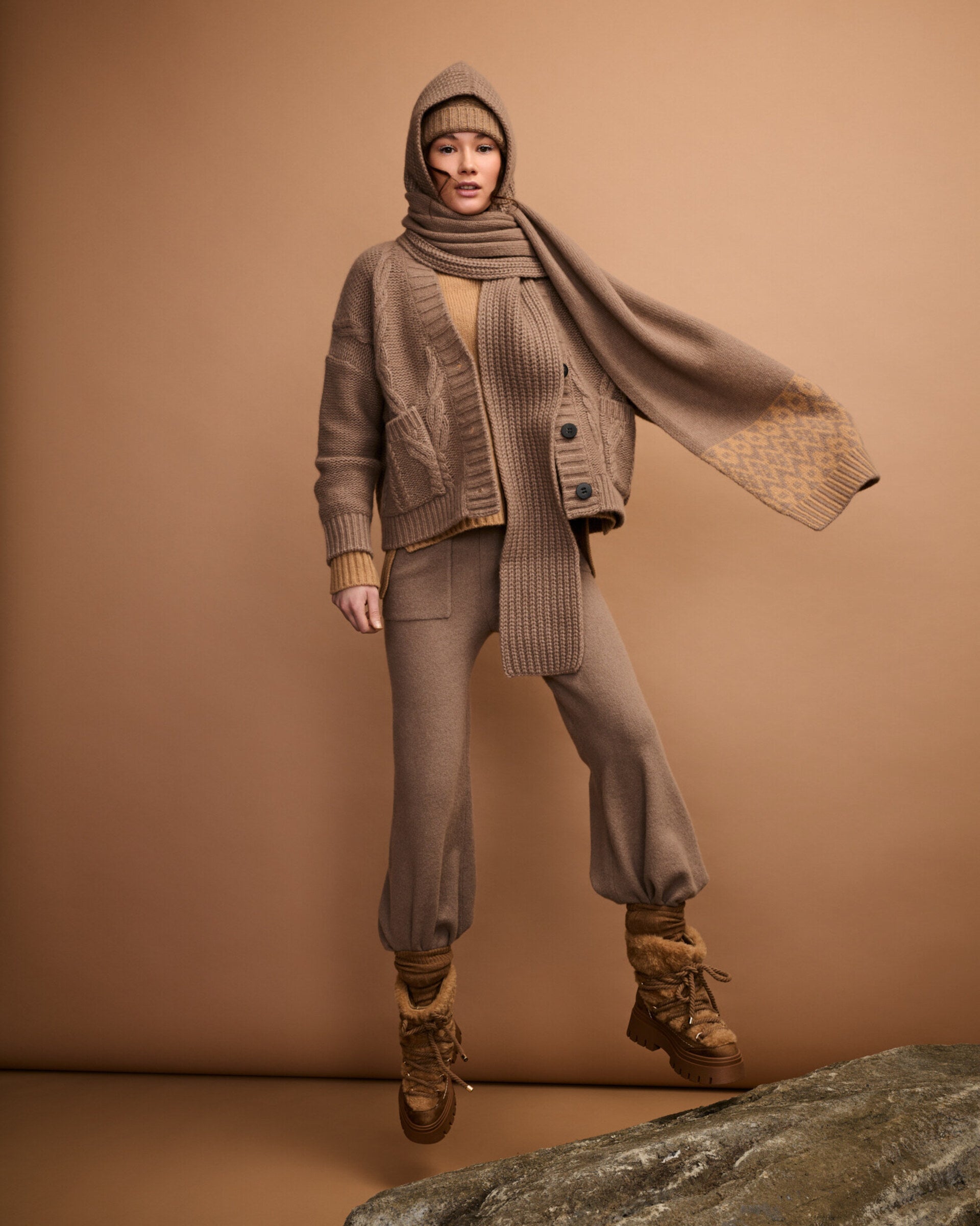 Damen Pullover aus 75 % Kaschmir und 25 % Seide in Warm Sand – glatt gestrickter Pullover in mittelschwerer Qualität mit lockerer Passform, Rundhalsausschnitt mit Kragen in Rippstruktur, Sattelschulter sowie langen Ärmeln. Ärmelbündchen, Saum und Seiten sind in Rippstruktur gearbeitet. Das verlängerte Rückenteil und die Schlitze an den Seitennähten verleihen dem Modell eine moderne, lässige Silhouette.