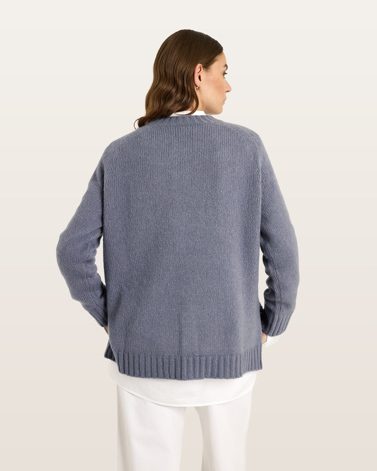 Damen Pullover aus 75 % Kaschmir und 25 % Seide in Blue Mirage – glatt gestrickter Pullover in mittelschwerer Qualität mit lockerer Passform, Rundhalsausschnitt mit Kragen in Rippstruktur, Sattelschulter sowie langen Ärmeln. Ärmelbündchen, Saum und Seiten sind in Rippstruktur gearbeitet. Das verlängerte Rückenteil und die Schlitze an den Seitennähten verleihen dem Modell eine moderne, lässige Silhouette
