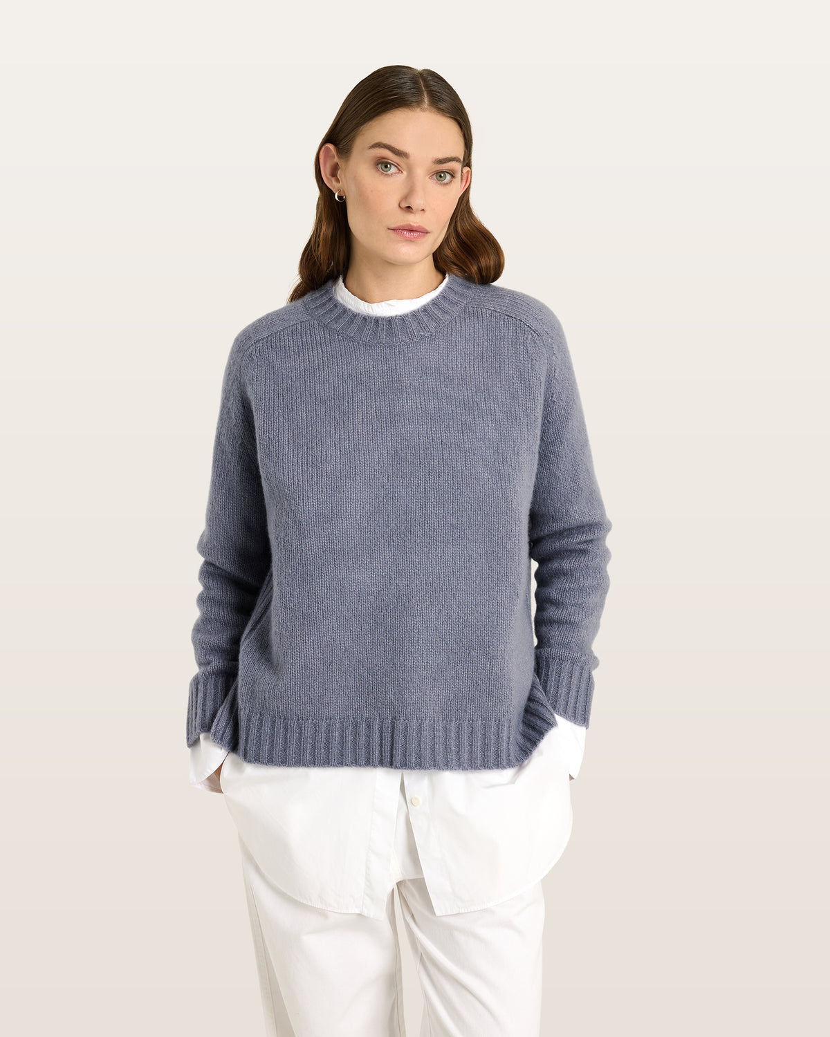 Damen Pullover aus 75 % Kaschmir und 25 % Seide in Blue Mirage – glatt gestrickter Pullover in mittelschwerer Qualität mit lockerer Passform, Rundhalsausschnitt mit Kragen in Rippstruktur, Sattelschulter sowie langen Ärmeln. Ärmelbündchen, Saum und Seiten sind in Rippstruktur gearbeitet. Das verlängerte Rückenteil und die Schlitze an den Seitennähten verleihen dem Modell eine moderne, lässige Silhouette