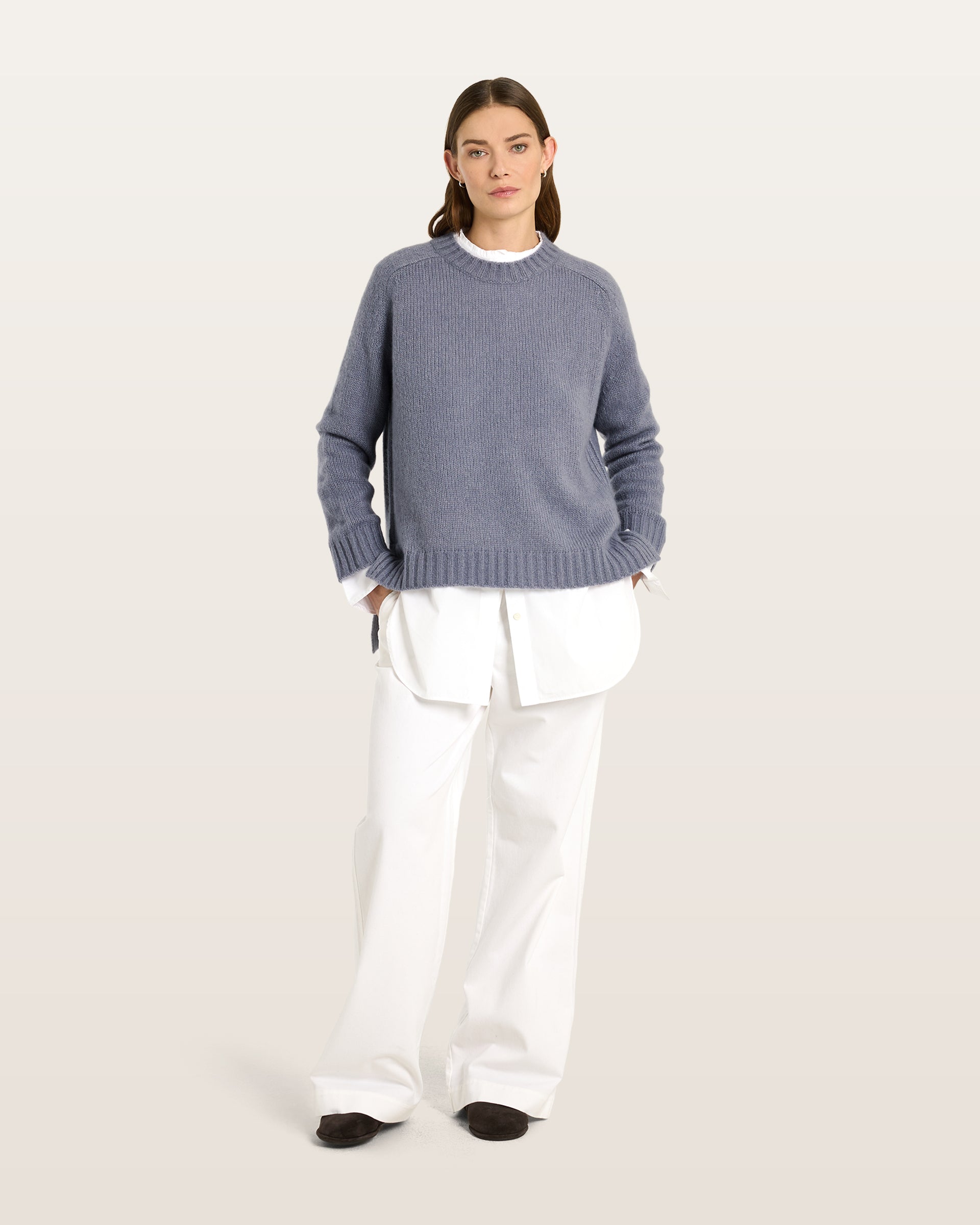 Damen Pullover aus 75 % Kaschmir und 25 % Seide in Blue Mirage – glatt gestrickter Pullover in mittelschwerer Qualität mit lockerer Passform, Rundhalsausschnitt mit Kragen in Rippstruktur, Sattelschulter sowie langen Ärmeln. Ärmelbündchen, Saum und Seiten sind in Rippstruktur gearbeitet. Das verlängerte Rückenteil und die Schlitze an den Seitennähten verleihen dem Modell eine moderne, lässige Silhouette