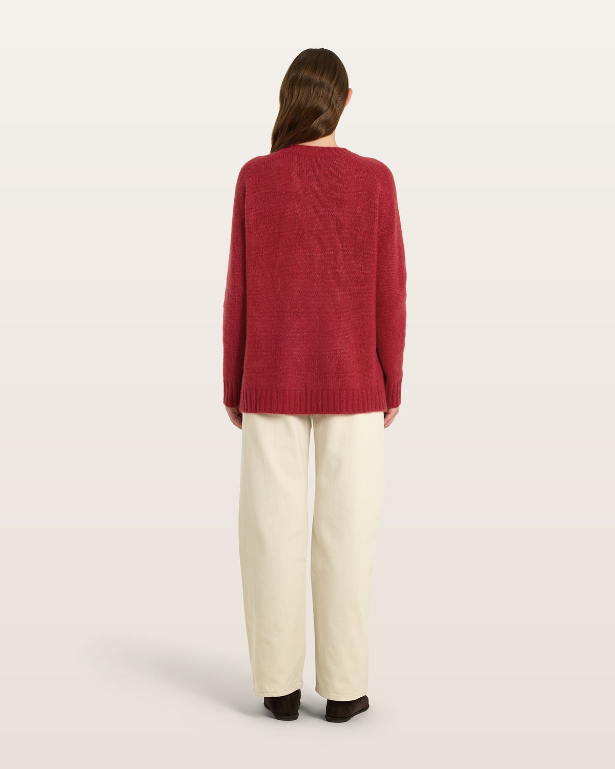 Damen Pullover aus 75 % Kaschmir und 25 % Seide in Royal Garnet – glatt gestrickter Pullover in mittelschwerer Qualität mit lockerer Passform, Rundhalsausschnitt mit Kragen in Rippstruktur, Sattelschulter sowie langen Ärmeln. Ärmelbündchen, Saum und Seiten sind in Rippstruktur gearbeitet. Das verlängerte Rückenteil und die Schlitze an den Seitennähten verleihen dem Modell eine moderne, lässige Silhouette.