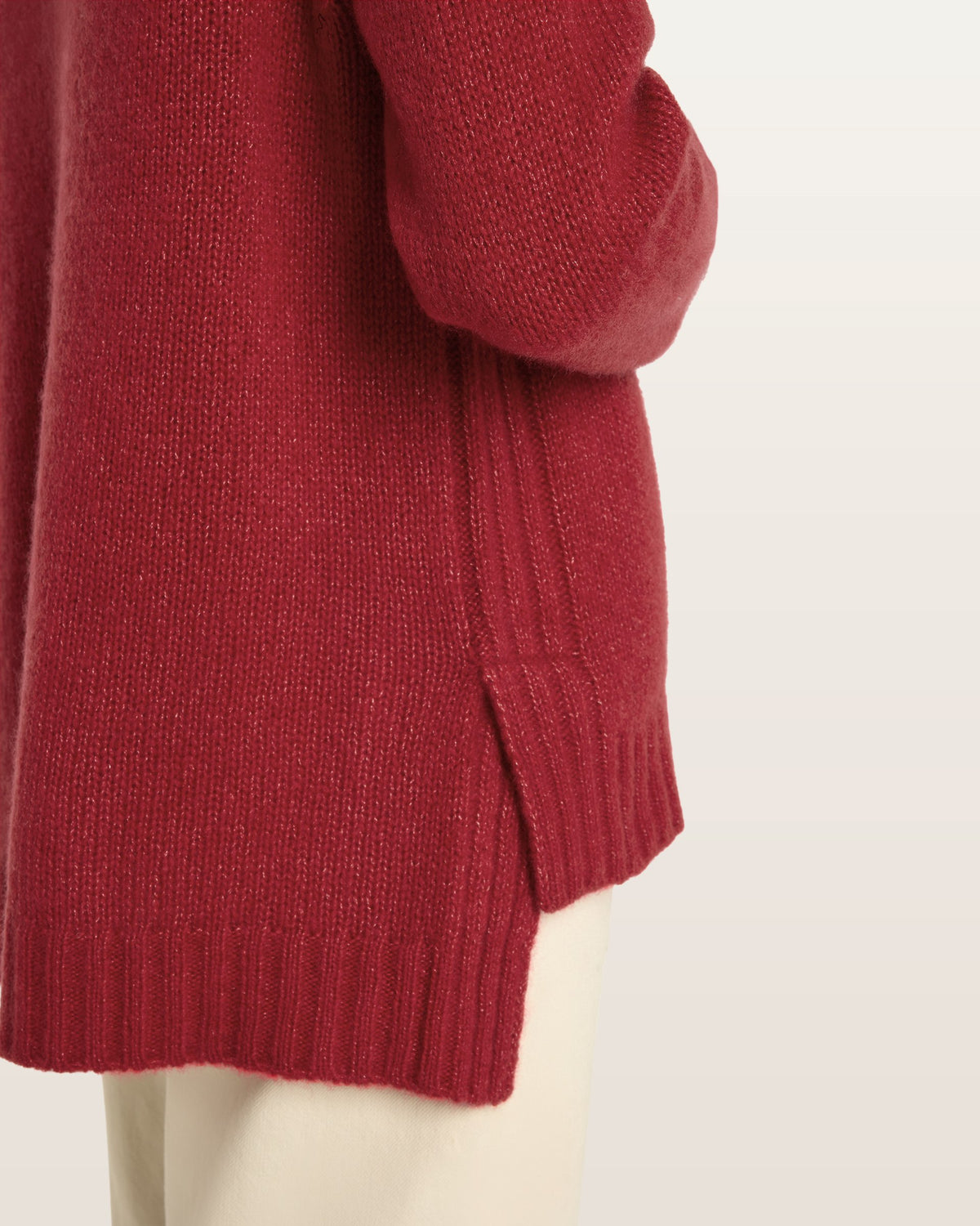 Damen Pullover aus 75 % Kaschmir und 25 % Seide in Royal Garnet – glatt gestrickter Pullover in mittelschwerer Qualität mit lockerer Passform, Rundhalsausschnitt mit Kragen in Rippstruktur, Sattelschulter sowie langen Ärmeln. Ärmelbündchen, Saum und Seiten sind in Rippstruktur gearbeitet. Das verlängerte Rückenteil und die Schlitze an den Seitennähten verleihen dem Modell eine moderne, lässige Silhouette.