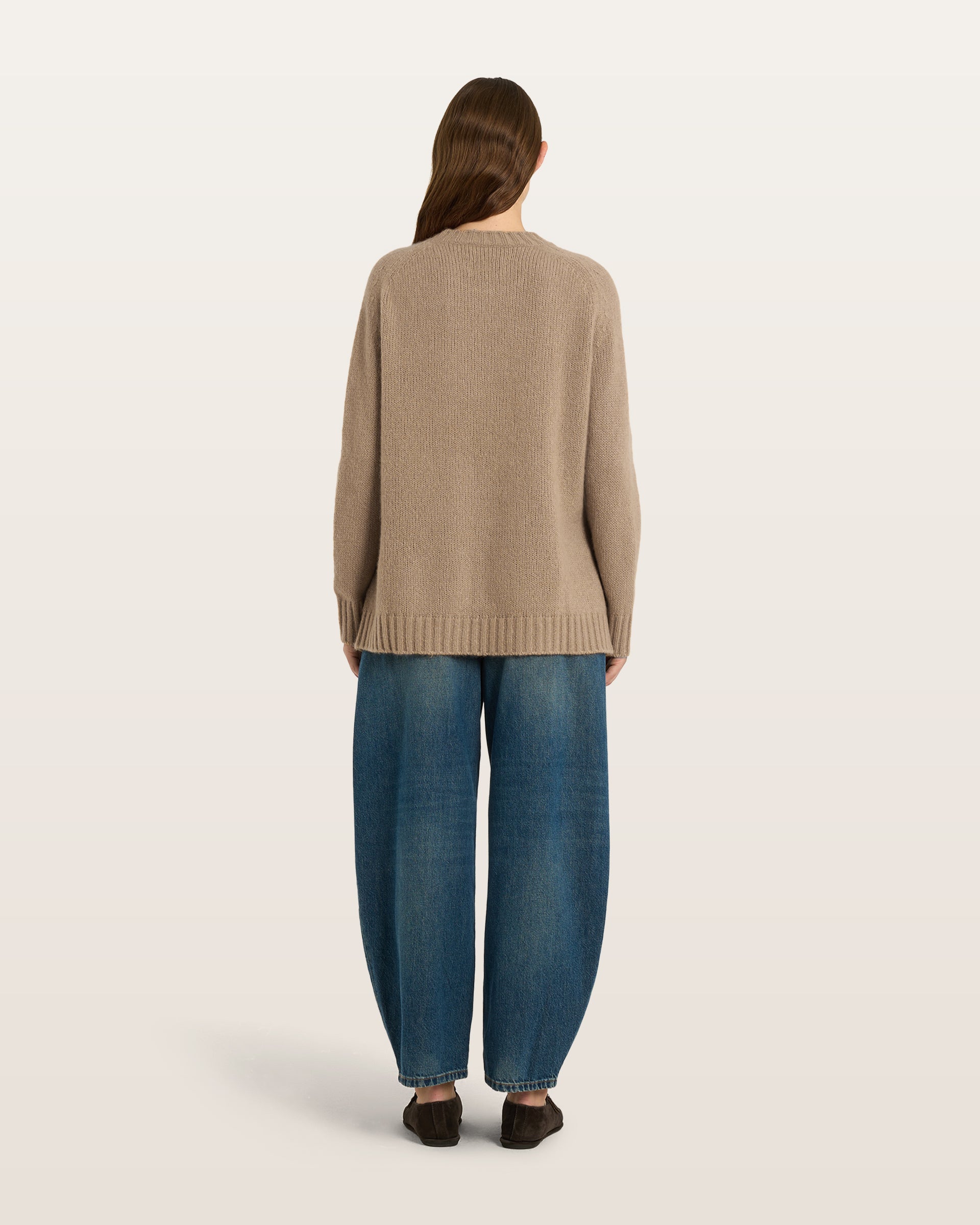 Damen Pullover aus 75 % Kaschmir und 25 % Seide in Warm Sand – glatt gestrickter Pullover in mittelschwerer Qualität mit lockerer Passform, Rundhalsausschnitt mit Kragen in Rippstruktur, Sattelschulter sowie langen Ärmeln. Ärmelbündchen, Saum und Seiten sind in Rippstruktur gearbeitet. Das verlängerte Rückenteil und die Schlitze an den Seitennähten verleihen dem Modell eine moderne, lässige Silhouette.