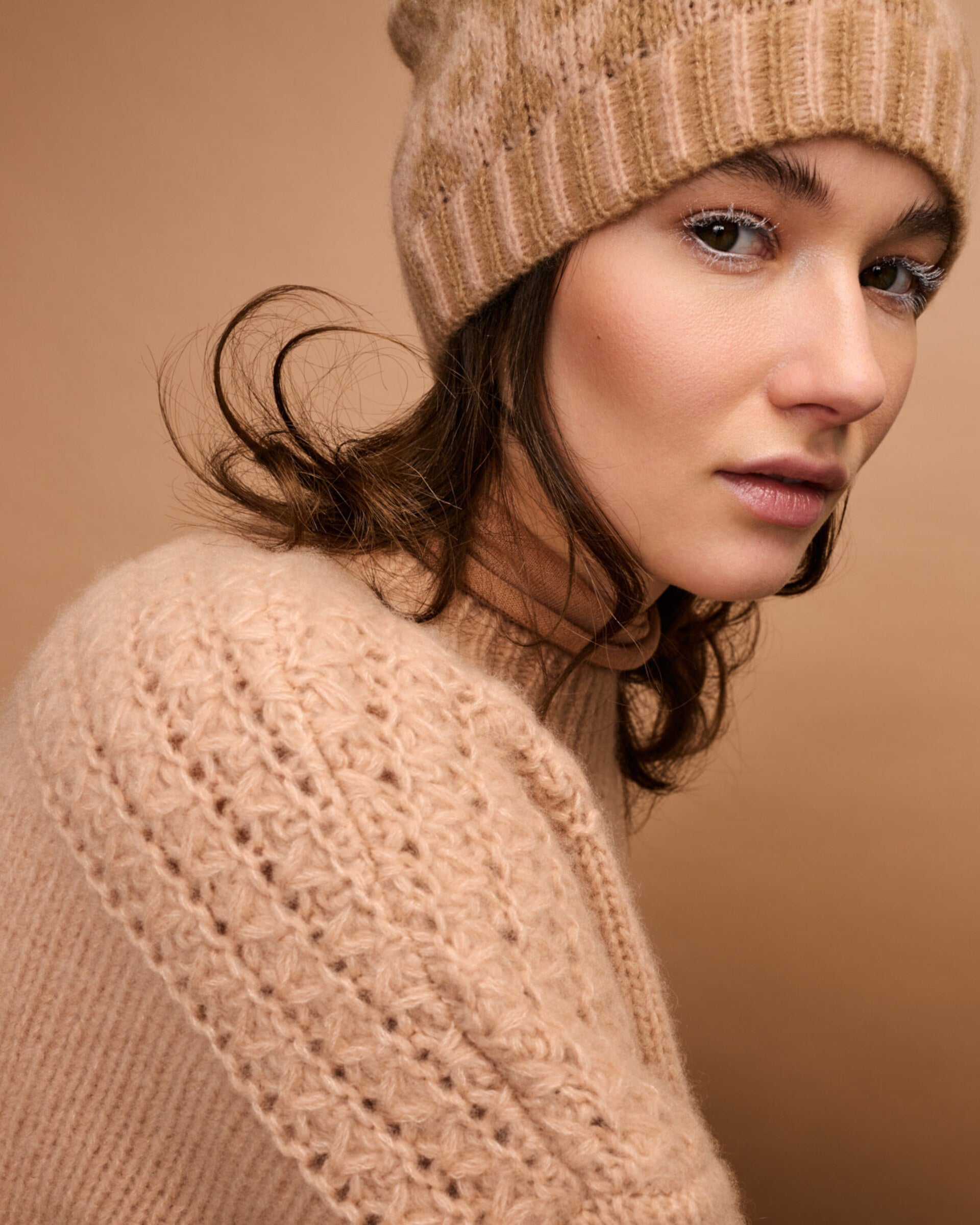 Damen Pullover aus 75 % Kaschmir und 25 % Seide in Rose Beige – glatt gestrickter Pullover in grober Strickqualität mit kastiger, lockerer Passform. Die Schulterpartie mit speziellem Strickmuster setzt einen besonderen Akzent, während der Rundhalsausschnitt mit Kragen in Rippstruktur, überschnittene Schultern und lange, relaxte Ärmel den entspannten Look unterstreichen. Bündchen und Saum in Rippstruktur mit speziellem Strickfinish runden das Design ab.