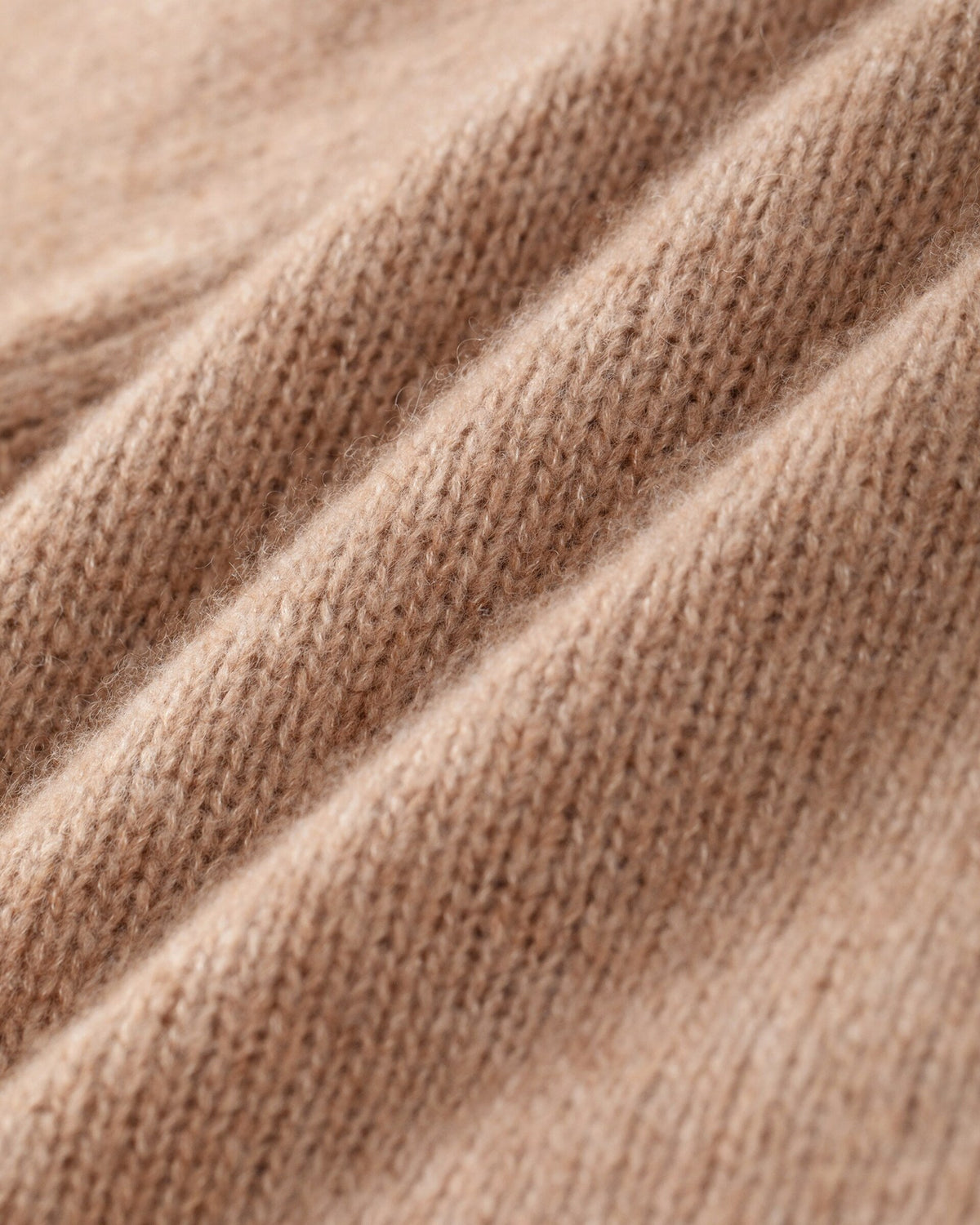 Damen Cardigan aus 75 % Kaschmir und 25 % Seide in Rose Beige – glatt gestrickter Cardigan in mittelschwerer Qualität mit oversized Form in breiter, kurzer Silhouette. Das Modell verfügt über Raglanärmel, lange, relaxte Ärmel sowie Knöpfe aus waschbarem Leder. Saum und Ärmelbündchen sind in Rippstruktur gearbeitet und verleihen dem Cardigan einen modernen, lässigen Look.
