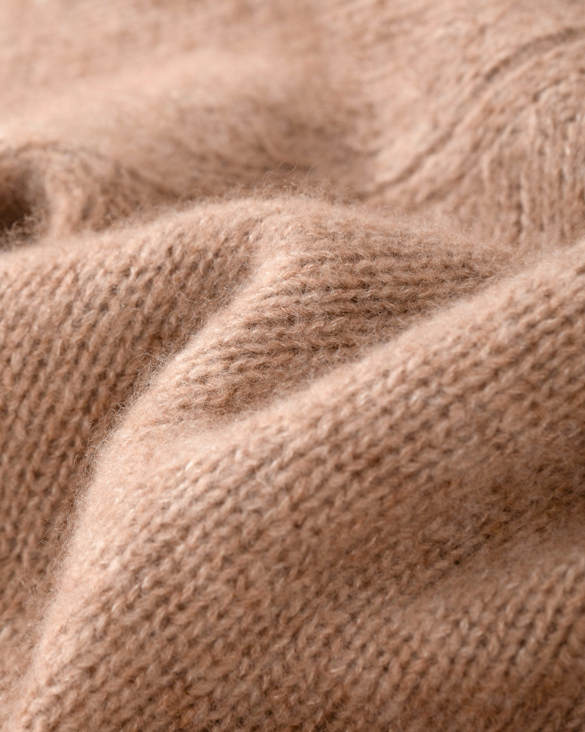Damen Cardigan aus 75 % Kaschmir und 25 % Seide in Rose Beige – glatt gestrickter Cardigan in mittelschwerer Qualität mit oversized Form in breiter, kurzer Silhouette. Das Modell verfügt über Raglanärmel, lange, relaxte Ärmel sowie Knöpfe aus waschbarem Leder. Saum und Ärmelbündchen sind in Rippstruktur gearbeitet und verleihen dem Cardigan einen modernen, lässigen Look.