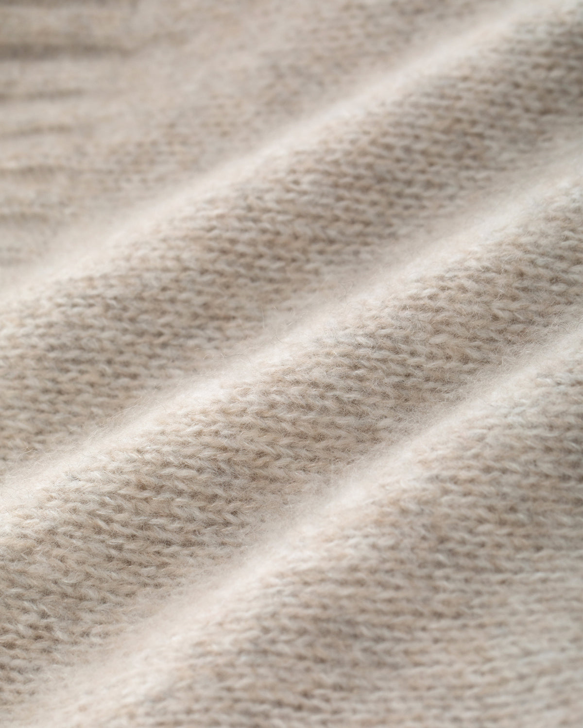 Damen Cardigan aus 75 % Kaschmir und 25 % Seide in Arctic – glatt gestrickter Cardigan in mittelschwerer Qualität mit oversized Form in breiter, kurzer Silhouette. Das Modell verfügt über Raglanärmel, lange, relaxte Ärmel sowie Knöpfe aus waschbarem Leder. Saum und Ärmelbündchen sind in Rippstruktur gearbeitet und verleihen dem Cardigan einen modernen, lässigen Look.