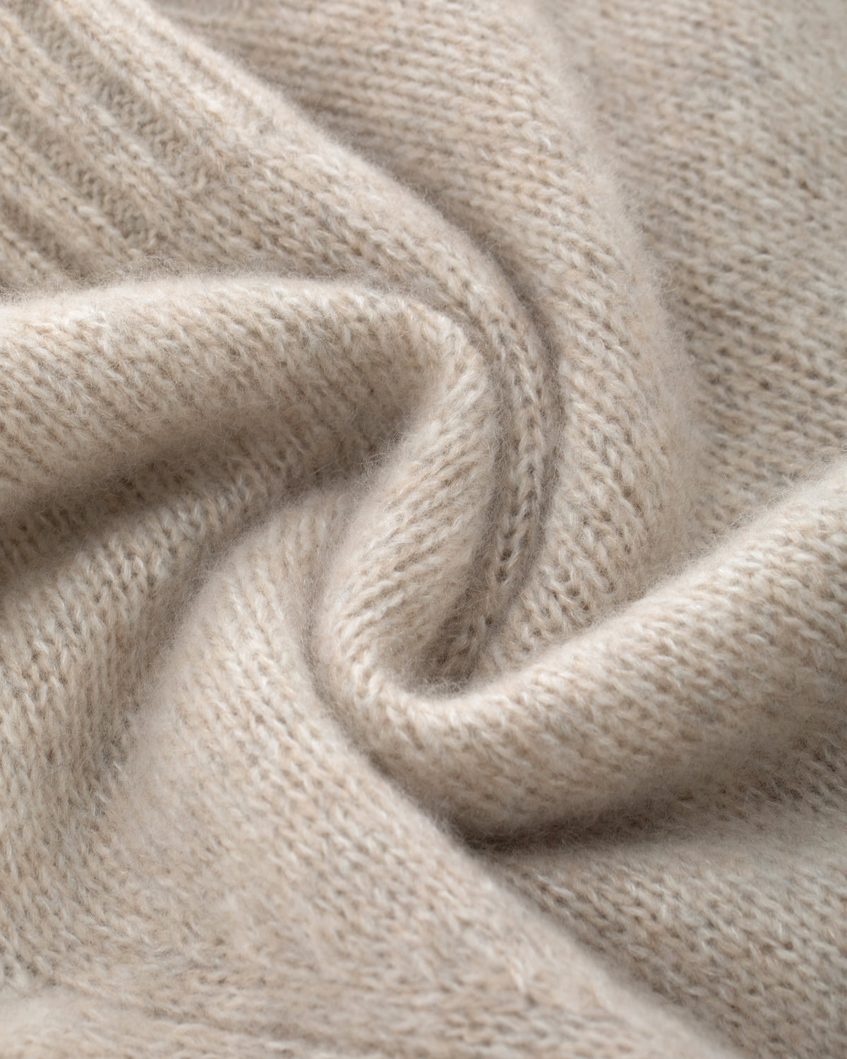 Damen Cardigan aus 75 % Kaschmir und 25 % Seide in Arctic – glatt gestrickter Cardigan in mittelschwerer Qualität mit oversized Form in breiter, kurzer Silhouette. Das Modell verfügt über Raglanärmel, lange, relaxte Ärmel sowie Knöpfe aus waschbarem Leder. Saum und Ärmelbündchen sind in Rippstruktur gearbeitet und verleihen dem Cardigan einen modernen, lässigen Look.
