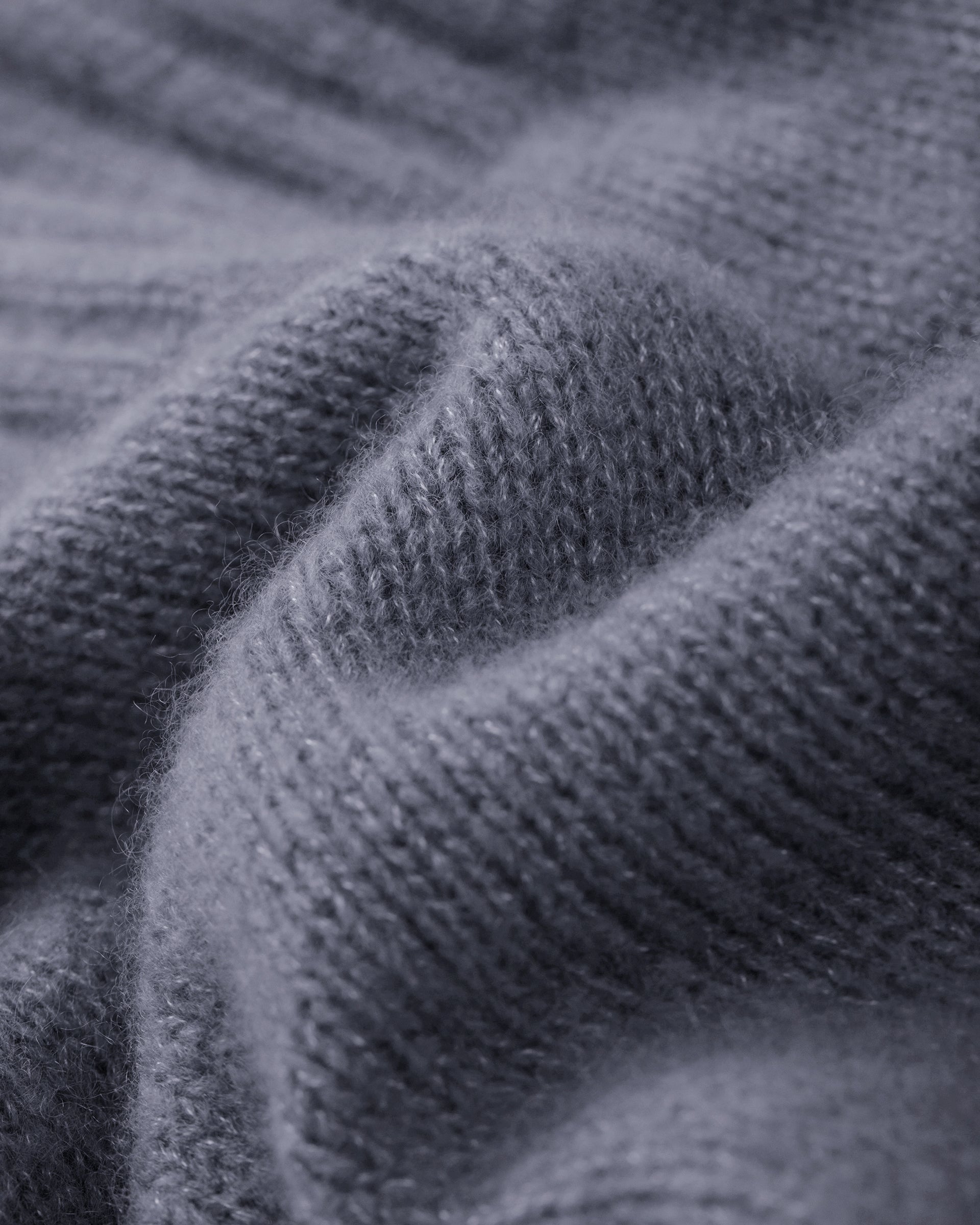Damen Cardigan aus 75 % Kaschmir und 25 % Seide in Wheat – glatt gestrickter Cardigan in mittelschwerer Qualität mit oversized Form in breiter, kurzer Silhouette. Das Modell verfügt über Raglanärmel, lange, relaxte Ärmel sowie Knöpfe aus waschbarem Leder. Saum und Ärmelbündchen sind in Rippstruktur gearbeitet und verleihen dem Cardigan einen modernen, lässigen Look.