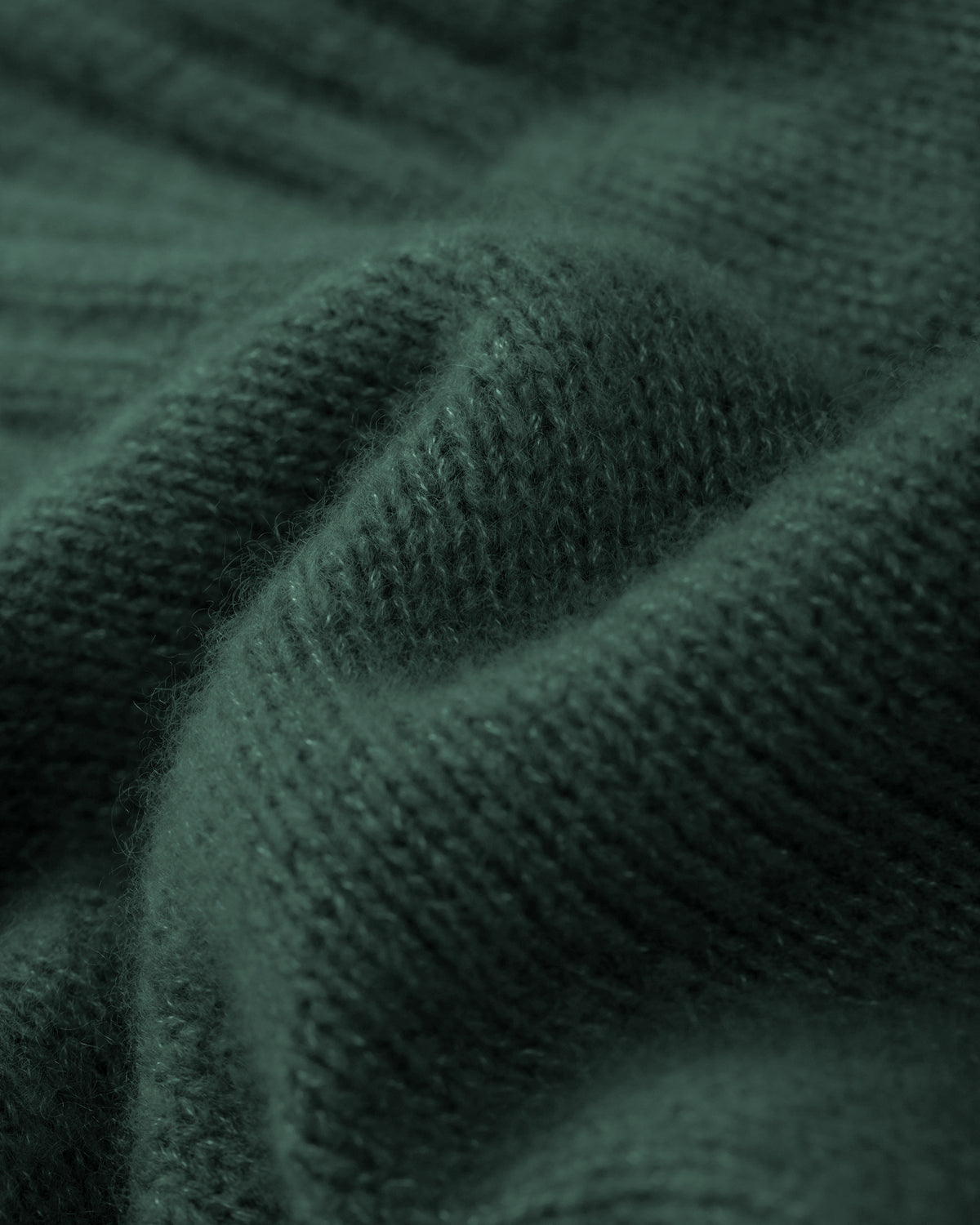 Damen Cardigan aus 75 % Kaschmir und 25 % Seide in Emerald – glatt gestrickter Cardigan in mittelschwerer Qualität mit oversized Form in breiter, kurzer Silhouette. Das Modell verfügt über Raglanärmel, lange, relaxte Ärmel sowie Knöpfe aus waschbarem Leder. Saum und Ärmelbündchen sind in Rippstruktur gearbeitet und verleihen dem Cardigan einen modernen, lässigen Look.