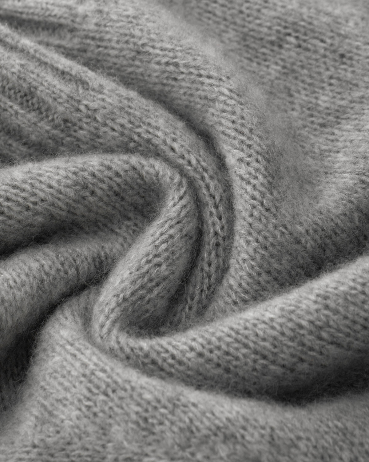 Damen Cardigan aus 75 % Kaschmir und 25 % Seide in Husky – glatt gestrickter Cardigan in mittelschwerer Qualität mit oversized Form in breiter, kurzer Silhouette. Das Modell verfügt über Raglanärmel, lange, relaxte Ärmel sowie Knöpfe aus waschbarem Leder. Saum und Ärmelbündchen sind in Rippstruktur gearbeitet und verleihen dem Cardigan einen modernen, lässigen Look.