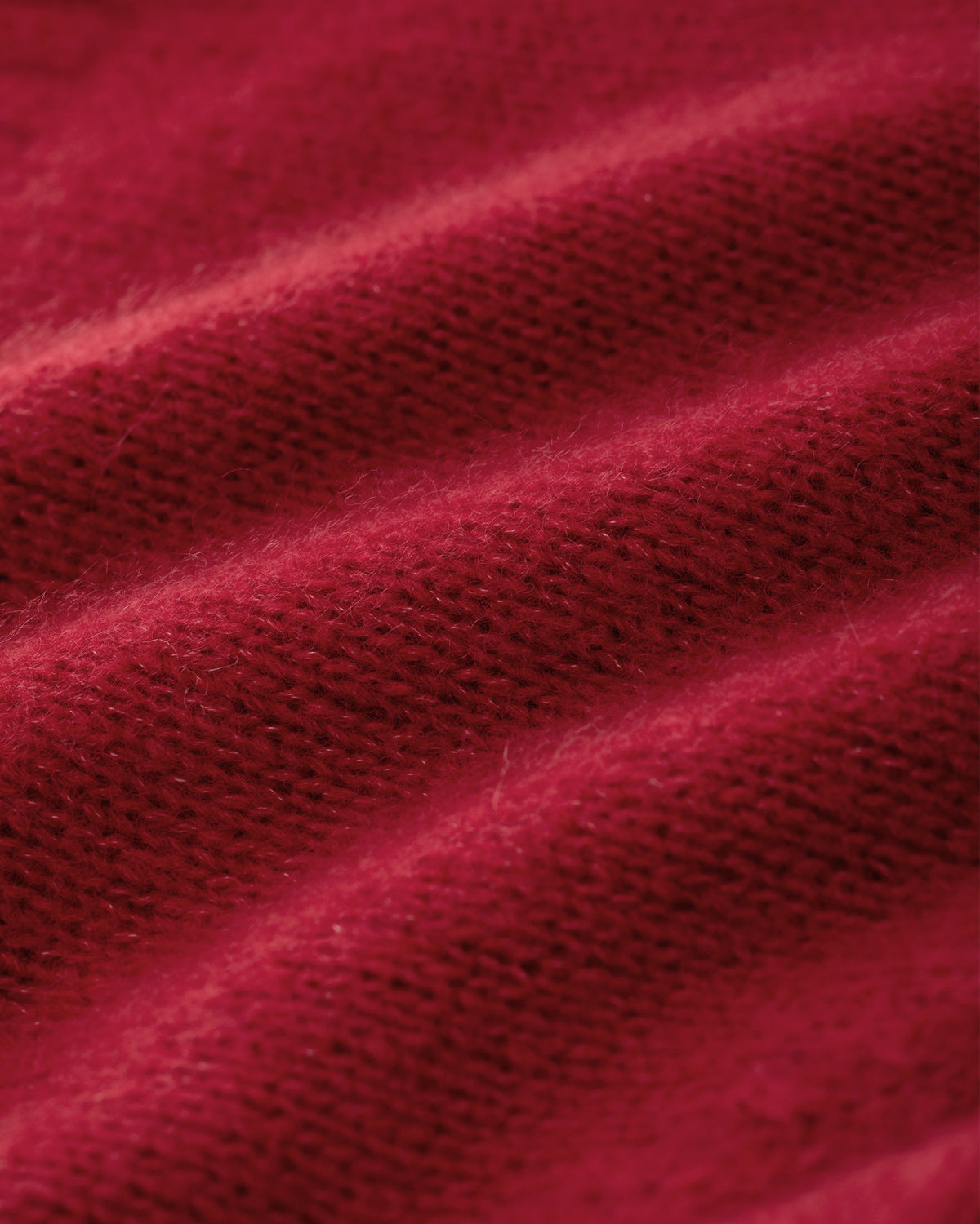 Damen Cardigan aus 75 % Kaschmir und 25 % Seide in Royal Garnet – glatt gestrickter Cardigan in mittelschwerer Qualität mit oversized Form in breiter, kurzer Silhouette. Das Modell verfügt über Raglanärmel, lange, relaxte Ärmel sowie Knöpfe aus waschbarem Leder. Saum und Ärmelbündchen sind in Rippstruktur gearbeitet und verleihen dem Cardigan einen modernen, lässigen Look.