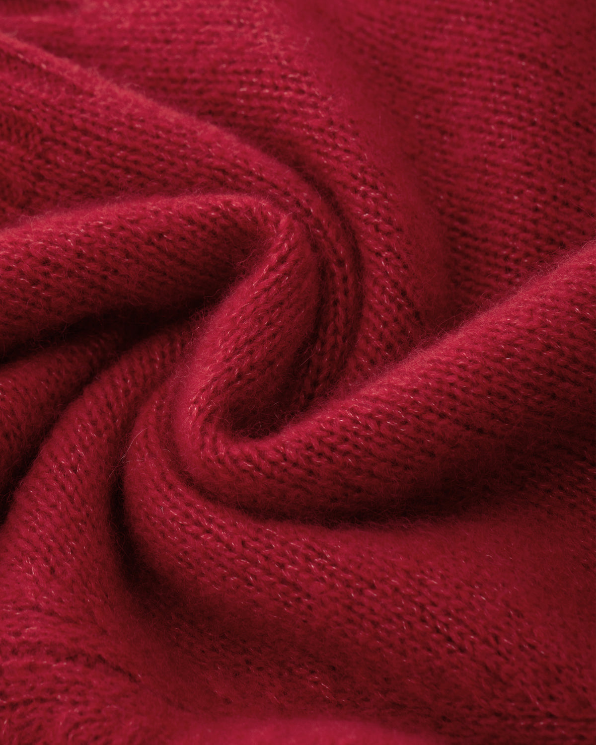 Damen Cardigan aus 75 % Kaschmir und 25 % Seide in Royal Garnet – glatt gestrickter Cardigan in mittelschwerer Qualität mit oversized Form in breiter, kurzer Silhouette. Das Modell verfügt über Raglanärmel, lange, relaxte Ärmel sowie Knöpfe aus waschbarem Leder. Saum und Ärmelbündchen sind in Rippstruktur gearbeitet und verleihen dem Cardigan einen modernen, lässigen Look.