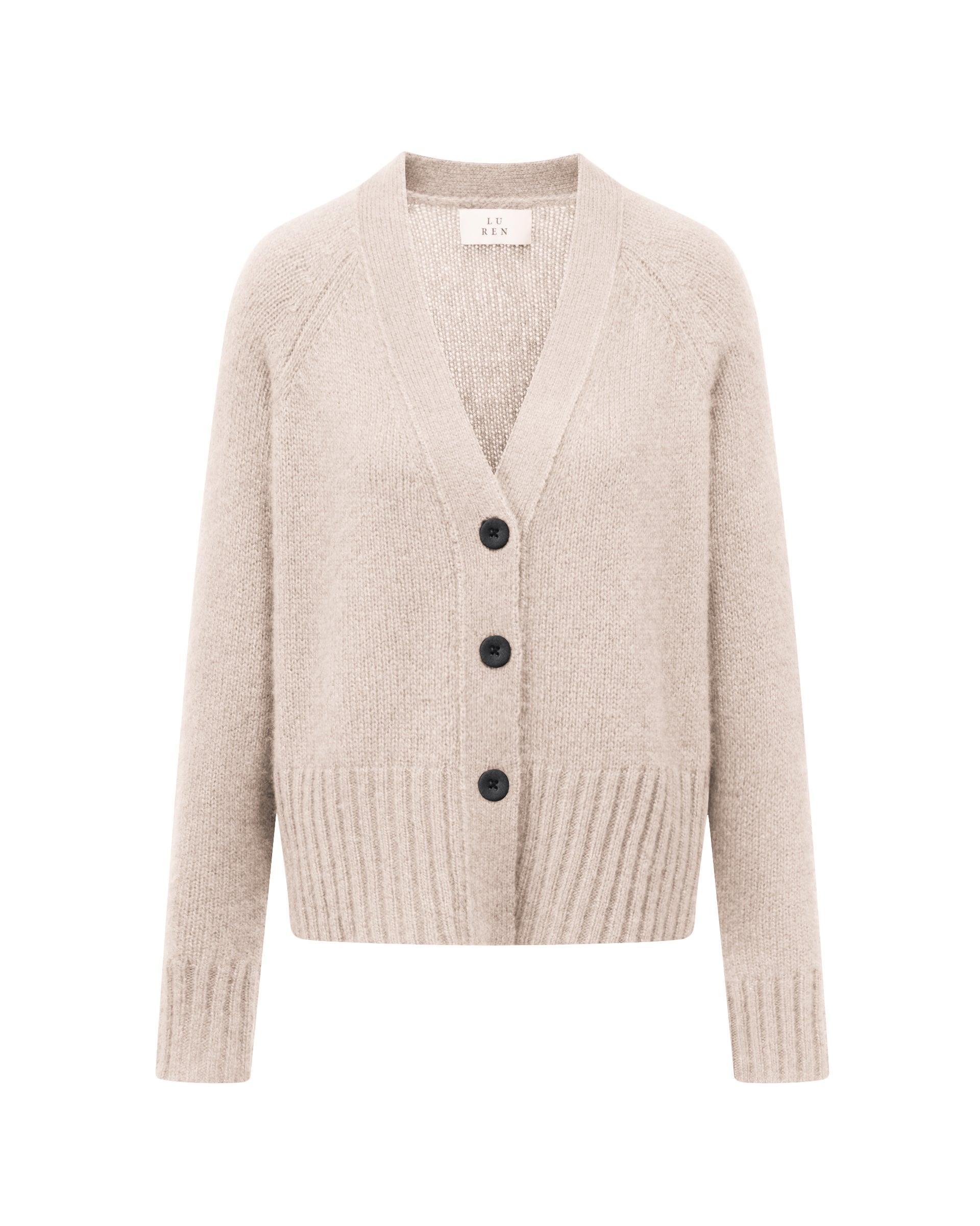 Damen Cardigan aus 75 % Kaschmir und 25 % Seide in Wheat – glatt gestrickter Cardigan in mittelschwerer Qualität mit oversized Form in breiter, kurzer Silhouette. Das Modell verfügt über Raglanärmel, lange, relaxte Ärmel sowie Knöpfe aus waschbarem Leder. Saum und Ärmelbündchen sind in Rippstruktur gearbeitet und verleihen dem Cardigan einen modernen, lässigen Look.