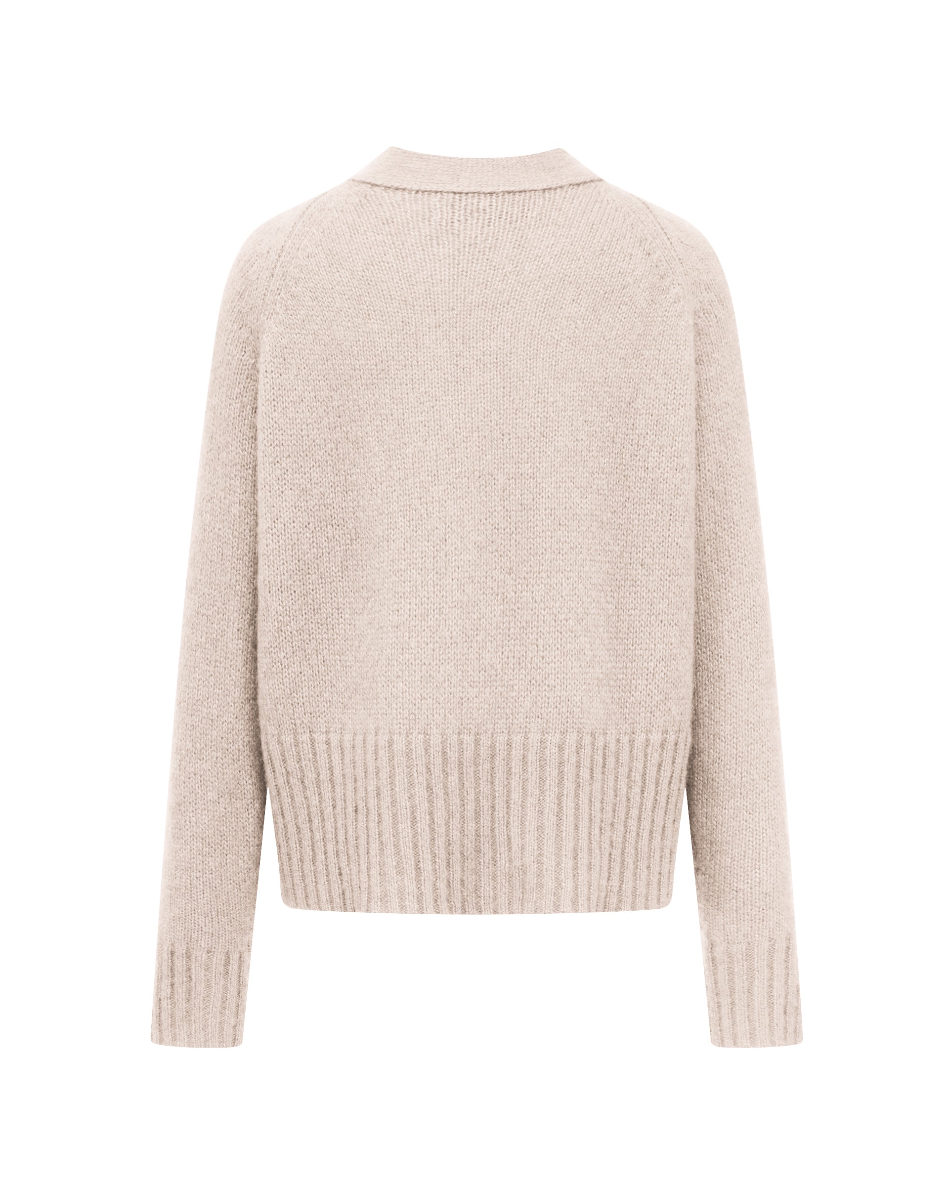 Damen Cardigan aus 75 % Kaschmir und 25 % Seide in Wheat – glatt gestrickter Cardigan in mittelschwerer Qualität mit oversized Form in breiter, kurzer Silhouette. Das Modell verfügt über Raglanärmel, lange, relaxte Ärmel sowie Knöpfe aus waschbarem Leder. Saum und Ärmelbündchen sind in Rippstruktur gearbeitet und verleihen dem Cardigan einen modernen, lässigen Look.