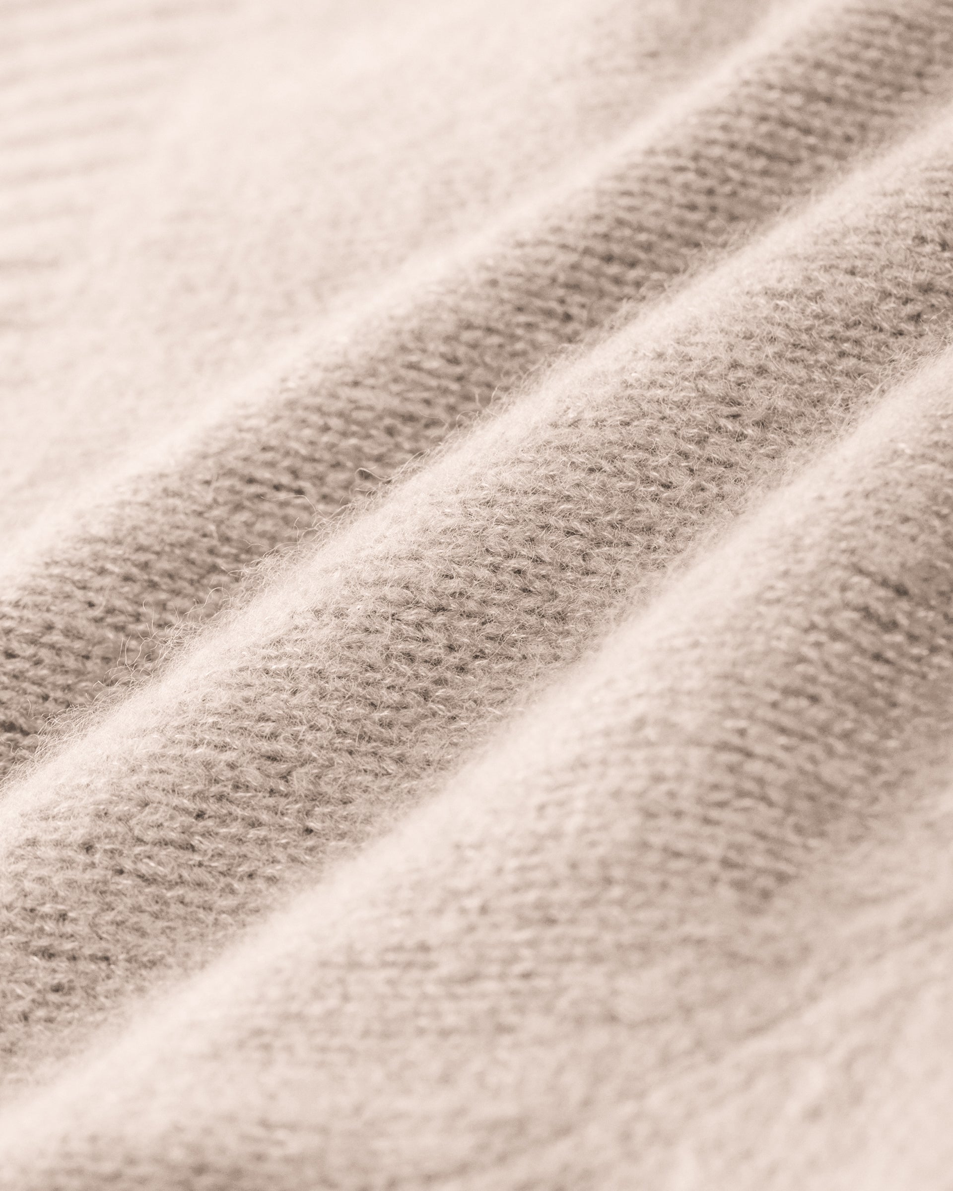Damen Cardigan aus 75 % Kaschmir und 25 % Seide in Wheat – glatt gestrickter Cardigan in mittelschwerer Qualität mit oversized Form in breiter, kurzer Silhouette. Das Modell verfügt über Raglanärmel, lange, relaxte Ärmel sowie Knöpfe aus waschbarem Leder. Saum und Ärmelbündchen sind in Rippstruktur gearbeitet und verleihen dem Cardigan einen modernen, lässigen Look.