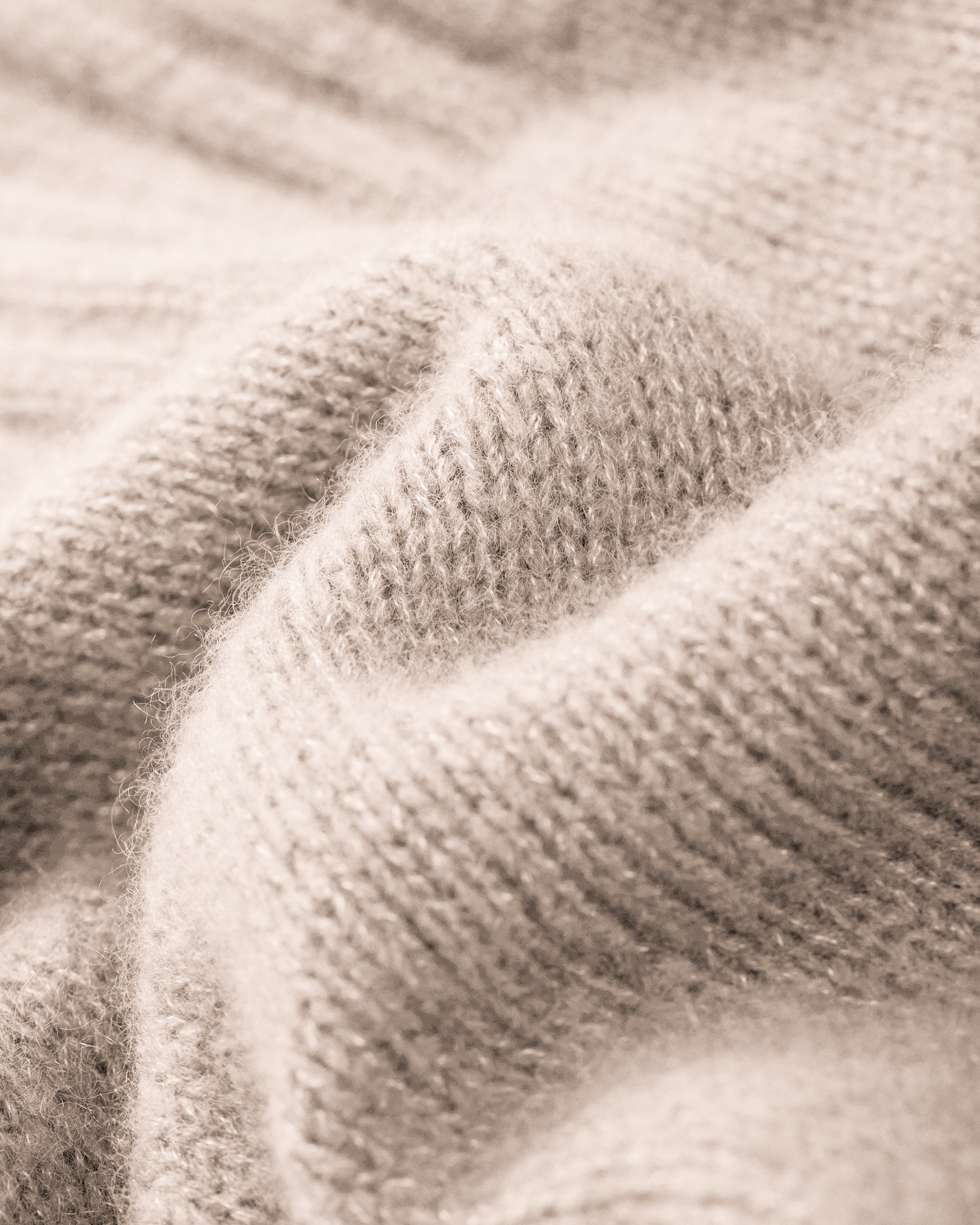 Damen Cardigan aus 75 % Kaschmir und 25 % Seide in Wheat – glatt gestrickter Cardigan in mittelschwerer Qualität mit oversized Form in breiter, kurzer Silhouette. Das Modell verfügt über Raglanärmel, lange, relaxte Ärmel sowie Knöpfe aus waschbarem Leder. Saum und Ärmelbündchen sind in Rippstruktur gearbeitet und verleihen dem Cardigan einen modernen, lässigen Look.