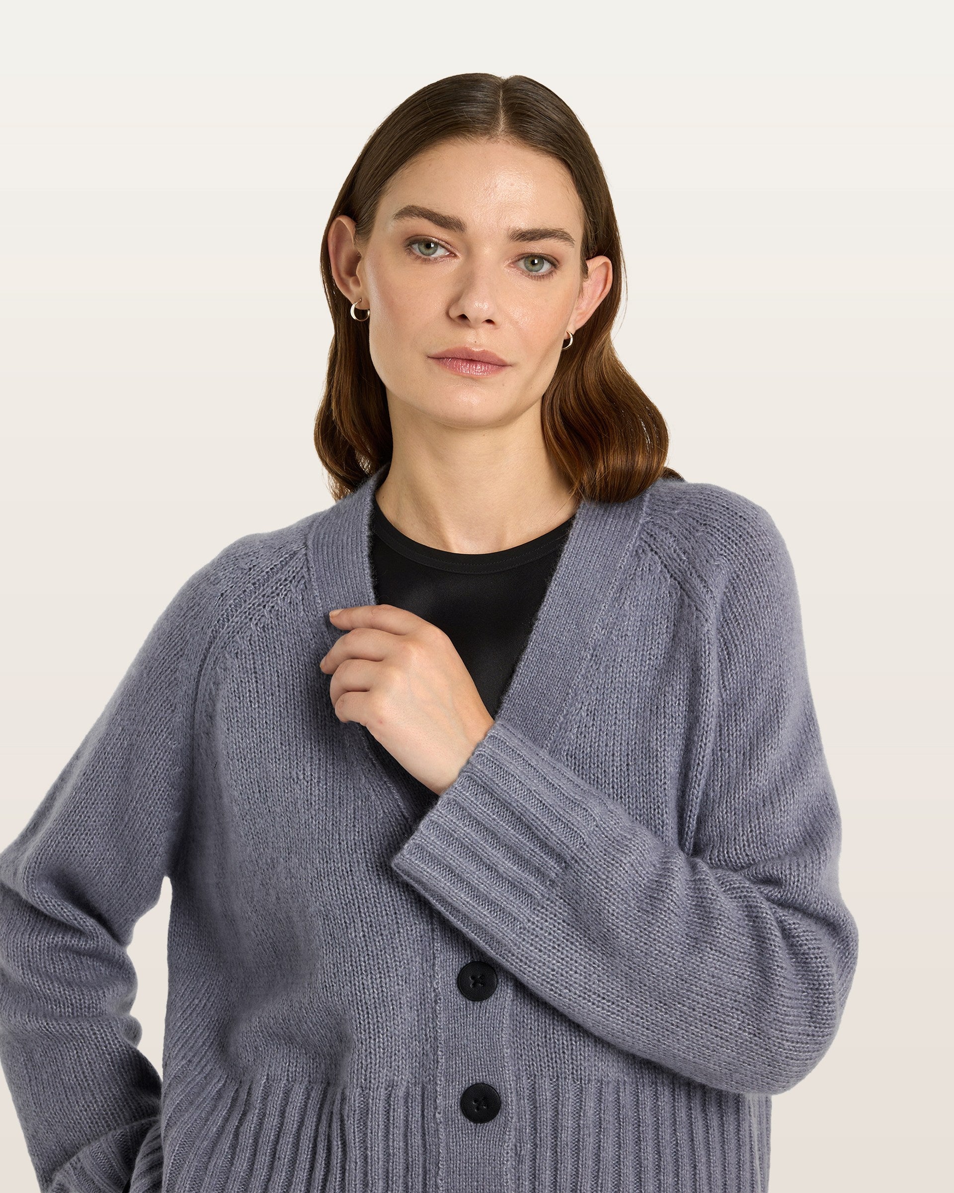 Damen Cardigan aus 75 % Kaschmir und 25 % Seide in Blue Mirage – glatt gestrickter Cardigan in mittelschwerer Qualität mit oversized Form in breiter, kurzer Silhouette. Das Modell verfügt über Raglanärmel, lange, relaxte Ärmel sowie Knöpfe aus waschbarem Leder. Saum und Ärmelbündchen sind in Rippstruktur gearbeitet und verleihen dem Cardigan einen modernen, lässigen Look.