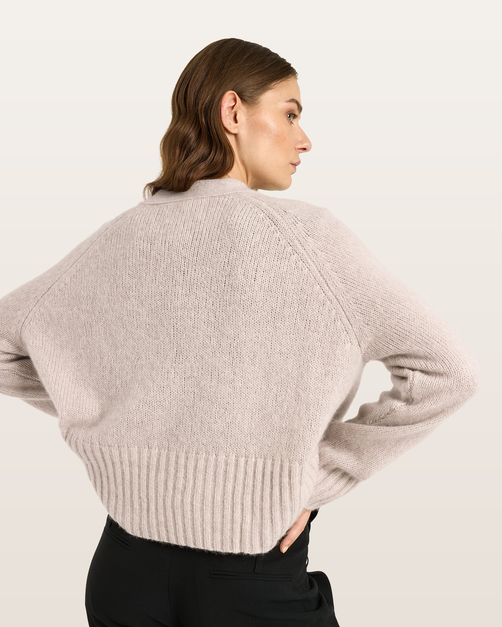 Damen Cardigan aus 75 % Kaschmir und 25 % Seide in Wheat – glatt gestrickter Cardigan in mittelschwerer Qualität mit oversized Form in breiter, kurzer Silhouette. Das Modell verfügt über Raglanärmel, lange, relaxte Ärmel sowie Knöpfe aus waschbarem Leder. Saum und Ärmelbündchen sind in Rippstruktur gearbeitet und verleihen dem Cardigan einen modernen, lässigen Look.
