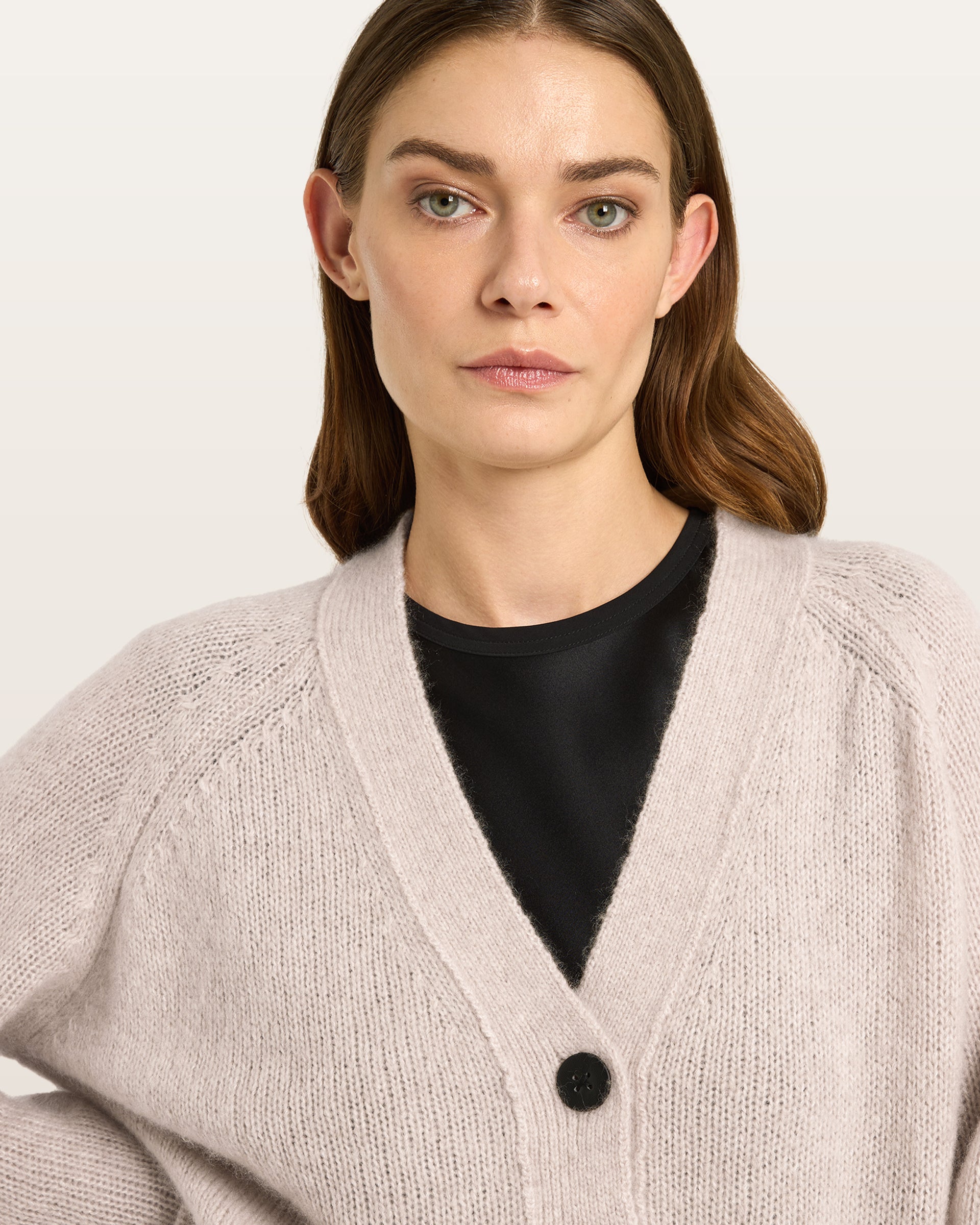 Damen Cardigan aus 75 % Kaschmir und 25 % Seide in Wheat – glatt gestrickter Cardigan in mittelschwerer Qualität mit oversized Form in breiter, kurzer Silhouette. Das Modell verfügt über Raglanärmel, lange, relaxte Ärmel sowie Knöpfe aus waschbarem Leder. Saum und Ärmelbündchen sind in Rippstruktur gearbeitet und verleihen dem Cardigan einen modernen, lässigen Look.